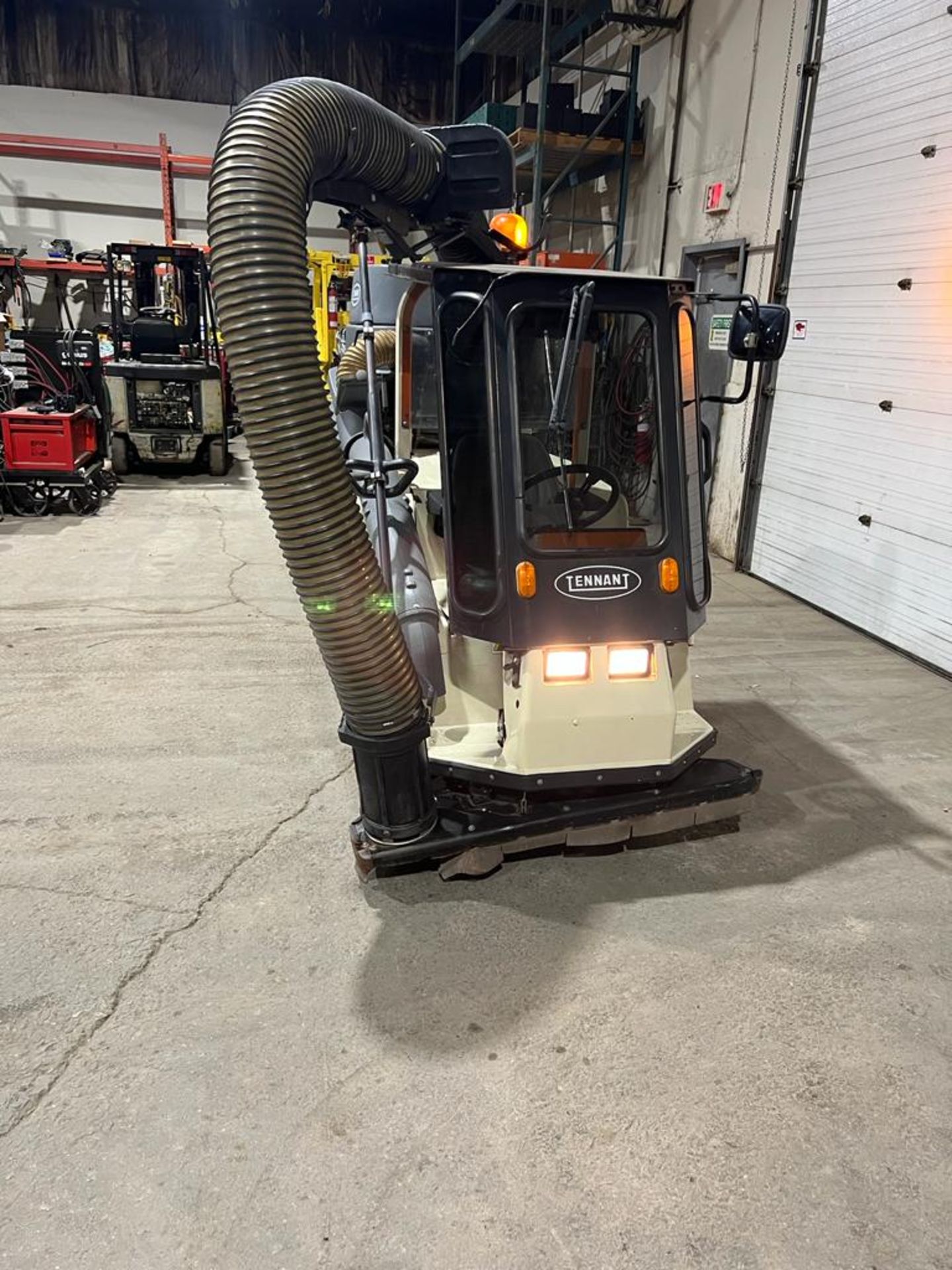NICE Tennant Model ATLV-4300 Ride On Vacuum Sweeper Indoor Outdoor LPG (propane) with LOW HOURS ( - Image 5 of 5