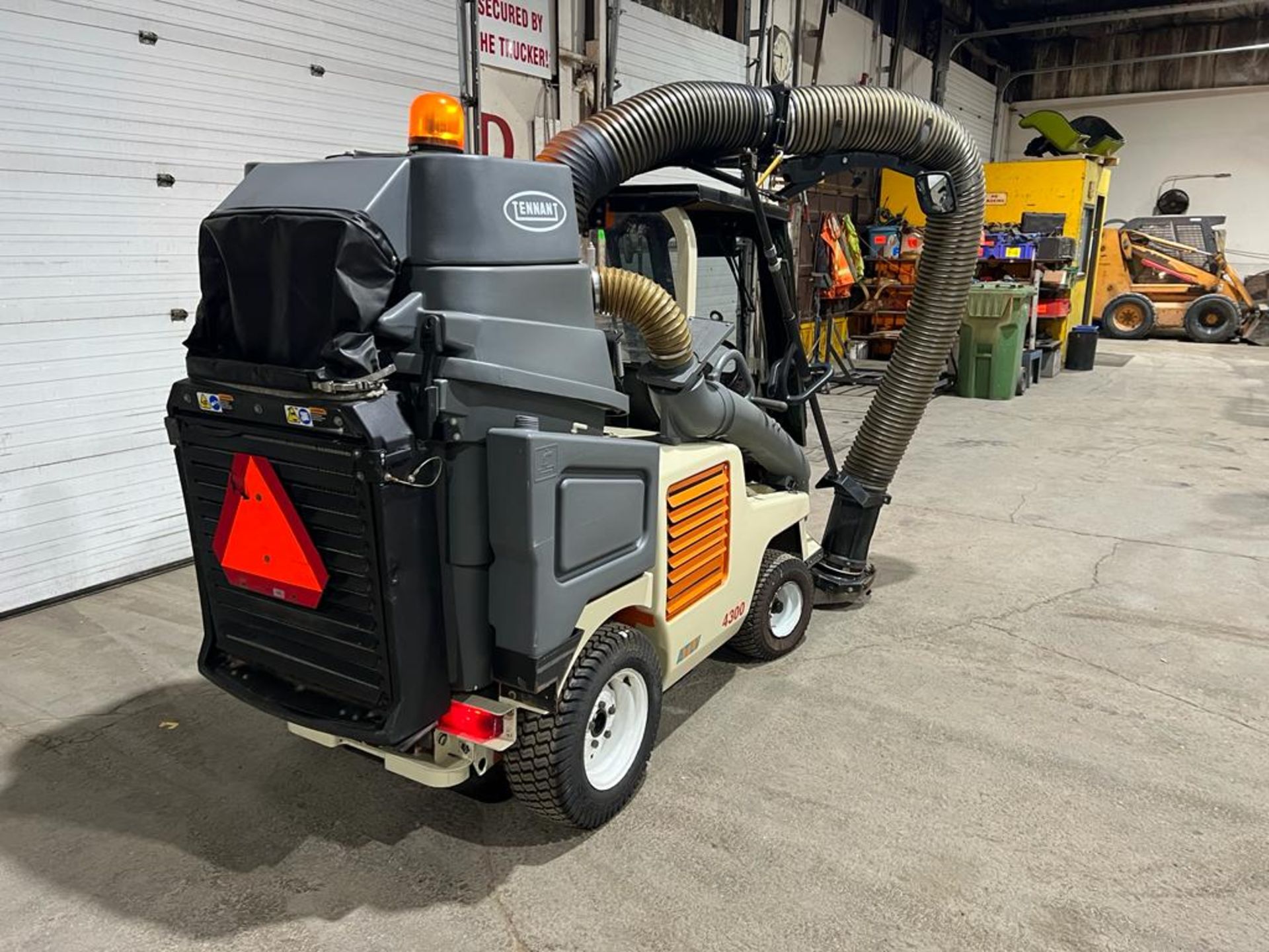 NICE Tennant Model ATLV-4300 Ride On Vacuum Sweeper Indoor Outdoor LPG (propane) with LOW HOURS ( - Image 2 of 5