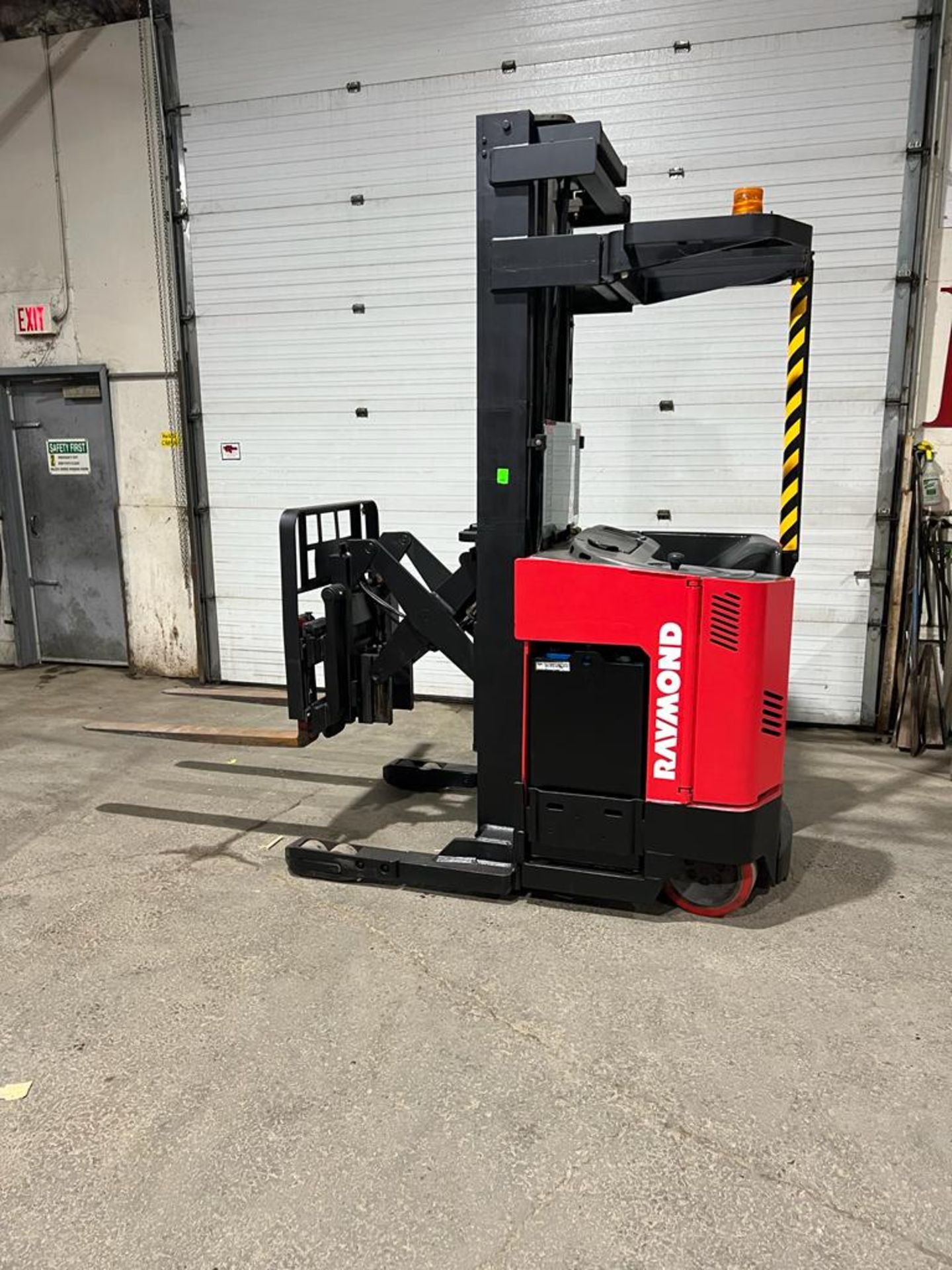 NICE Raymond Reach Truck 3,000lbs capacity electric with 36V battery with sideshift with LOW HOURS -