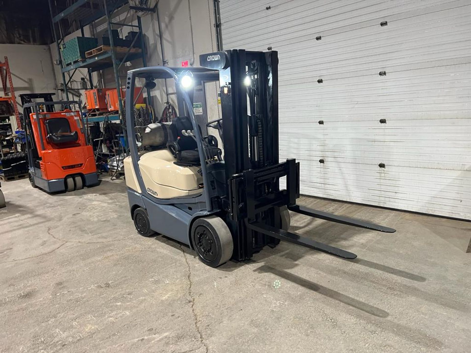 NICE 2016 Crown 5,000lbs Capacity Forklift LPG (propane) with Sideshift & 3-stage Mast (no propane - Image 4 of 4