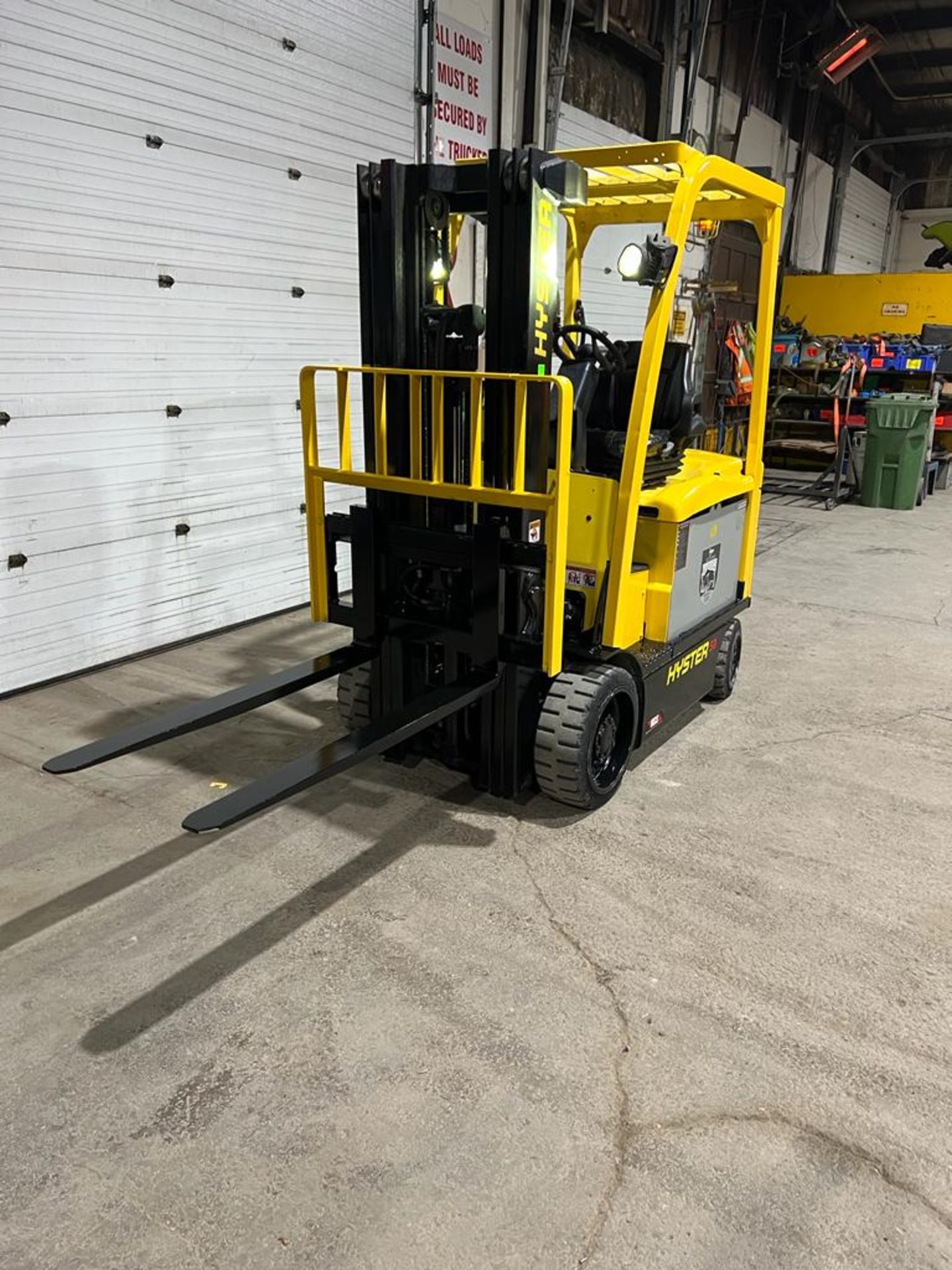 NICE 2018 Hyster 50 - 5,000lbs Capacity Forklift Electric 48V with LOW HOURS Sideshift 3-stage - Image 2 of 4