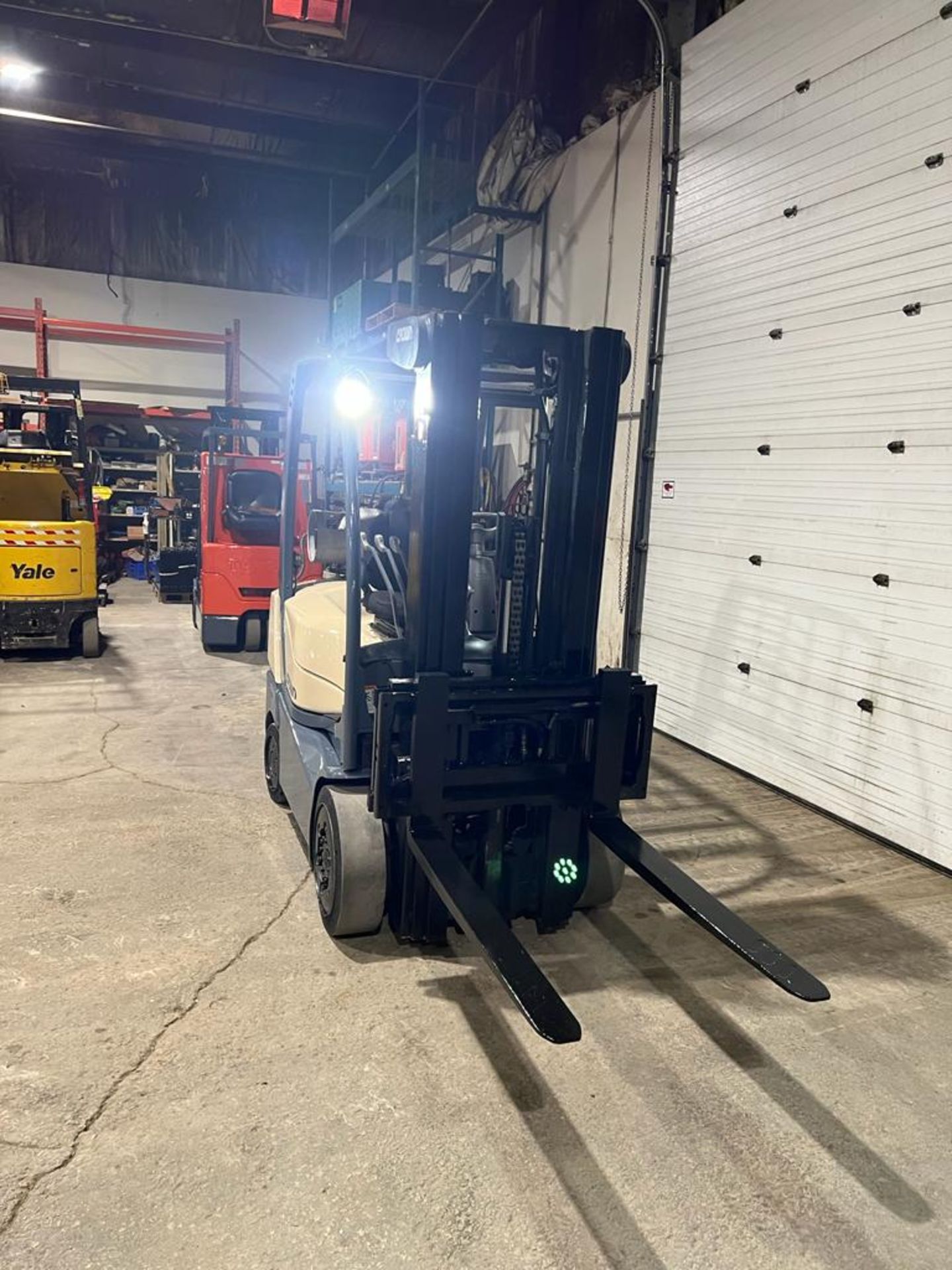 NICE 2016 Crown 5,000lbs Capacity Forklift LPG (propane) with Sideshift & 3-stage Mast (no propane - Image 3 of 3