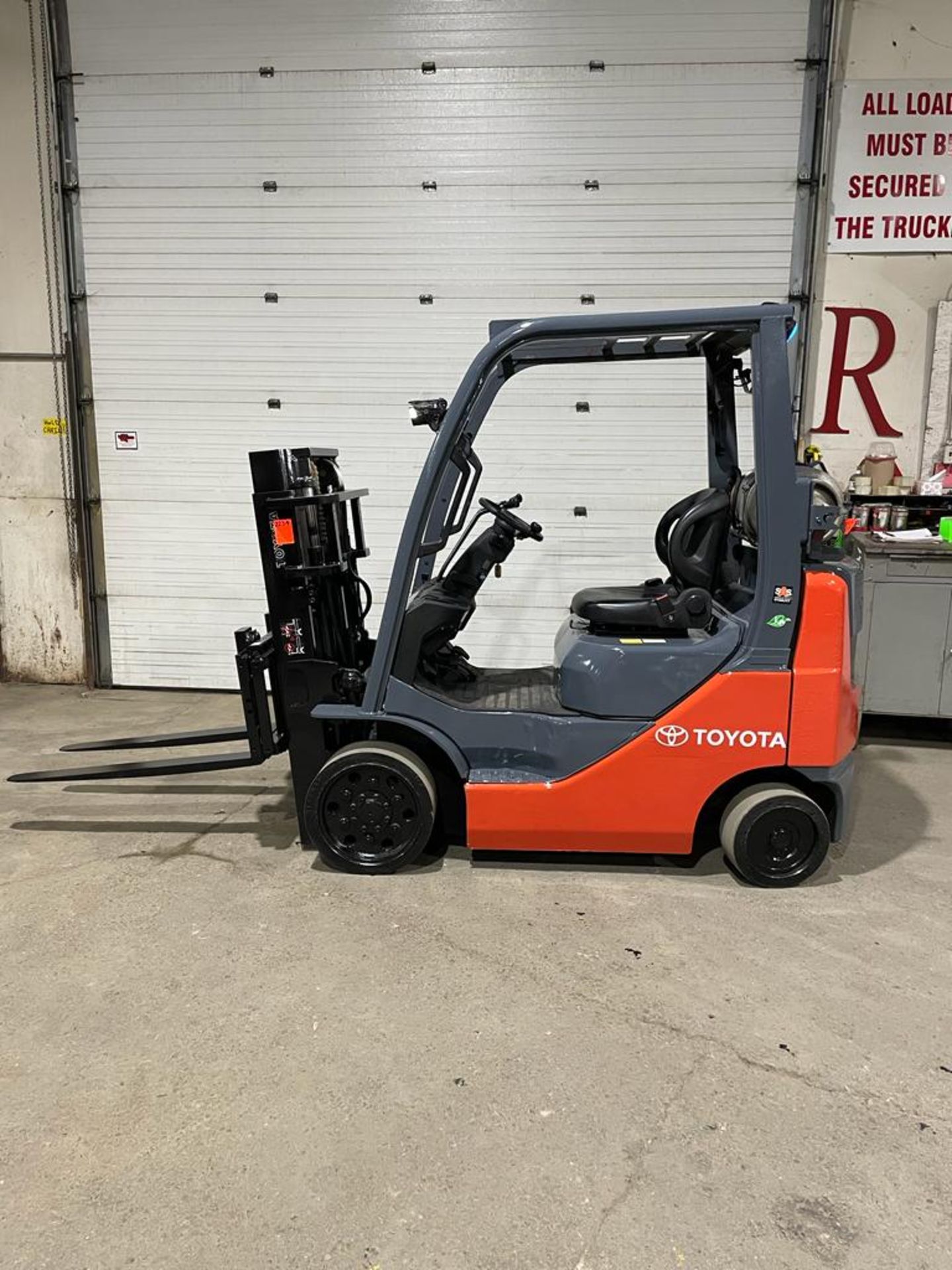 NICE 2019 Toyota 4,000lbs Capacity Forklift LPG (Propane) with SIDESHIFT Trucker Mast - FREE CUSTOMS