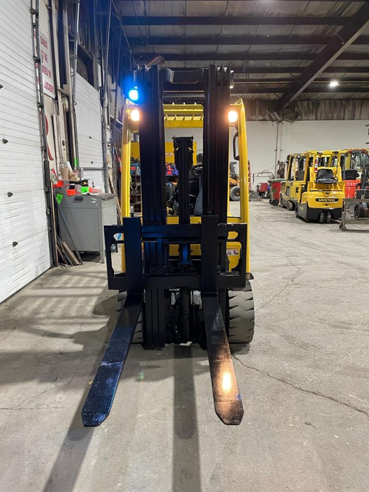 NICE 2016 Hyster 60 - 6,000lbs Capacity Forklift Electric 80V with Sideshift 3-stage mast - Image 2 of 3