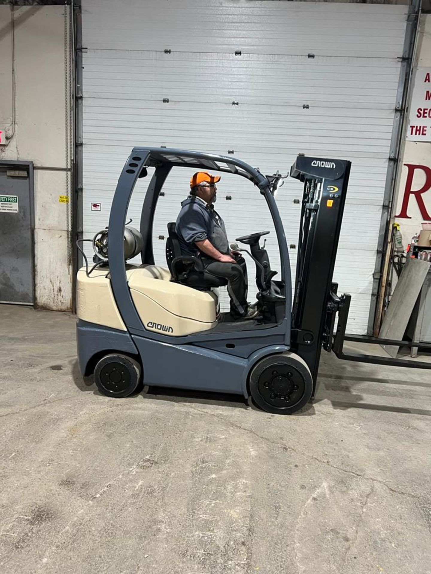 NICE 2016 Crown 5,000lbs Capacity Forklift LPG (propane) with Sideshift & 3-stage Mast (no propane