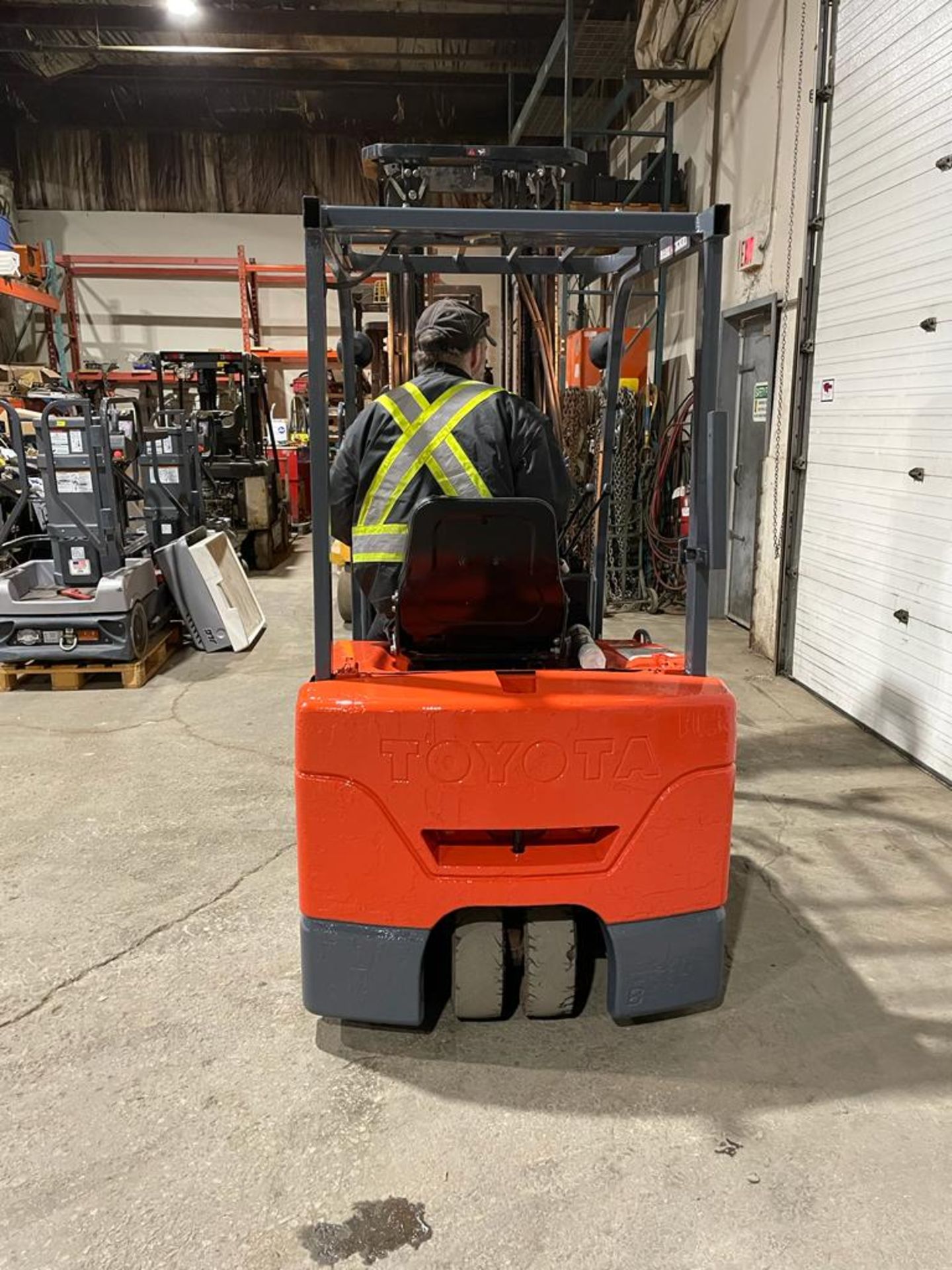 NICE Toyota 3,000lbs Capacity Forklift 3-wheel Electric with SIDESHIFT, 3-stage Mast 36V - Image 2 of 3