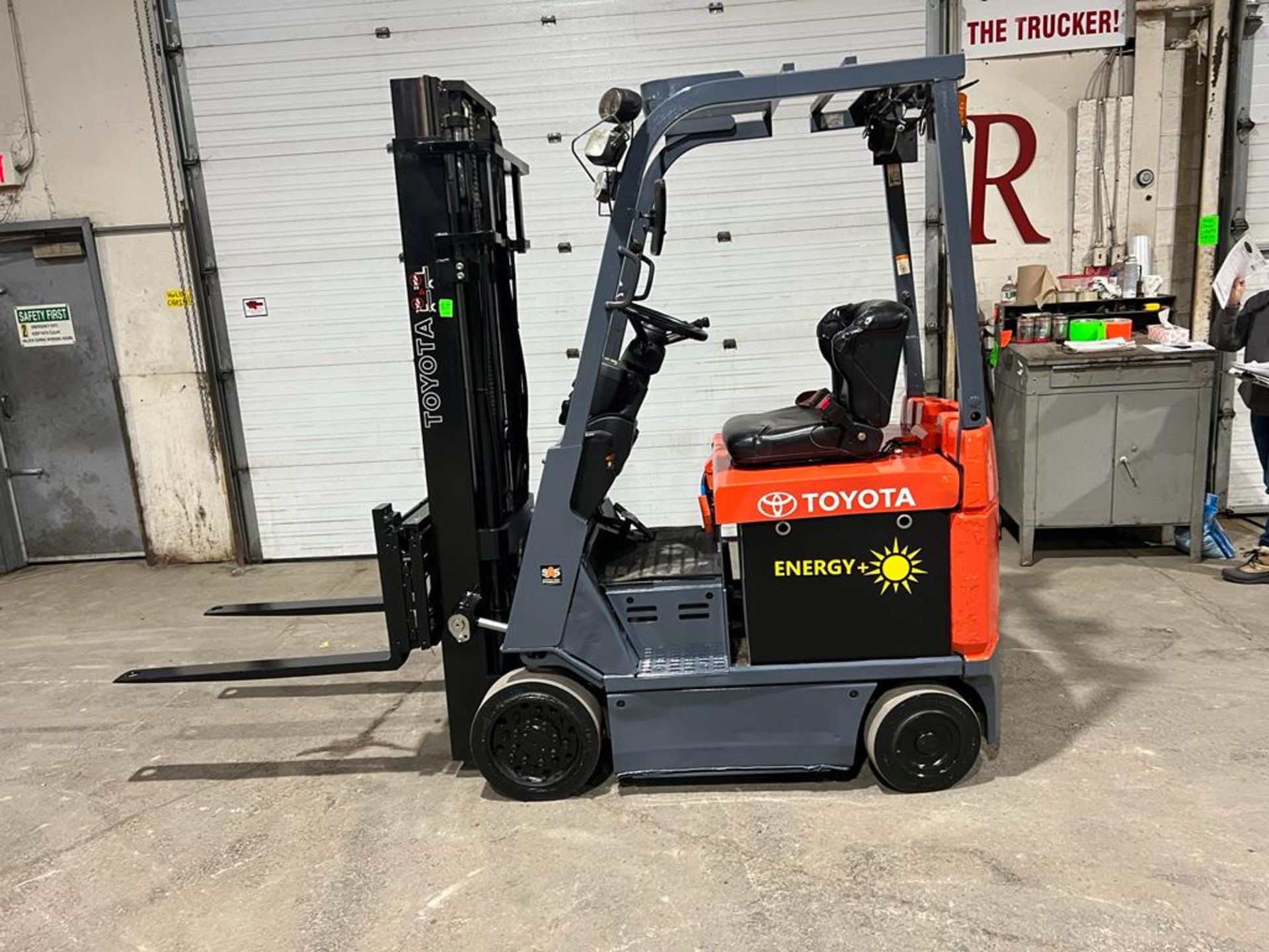 NICE 2018 Toyota 3,000lbs Capacity Forklift Electric with NEW 36V Battery, with Fork Positioner