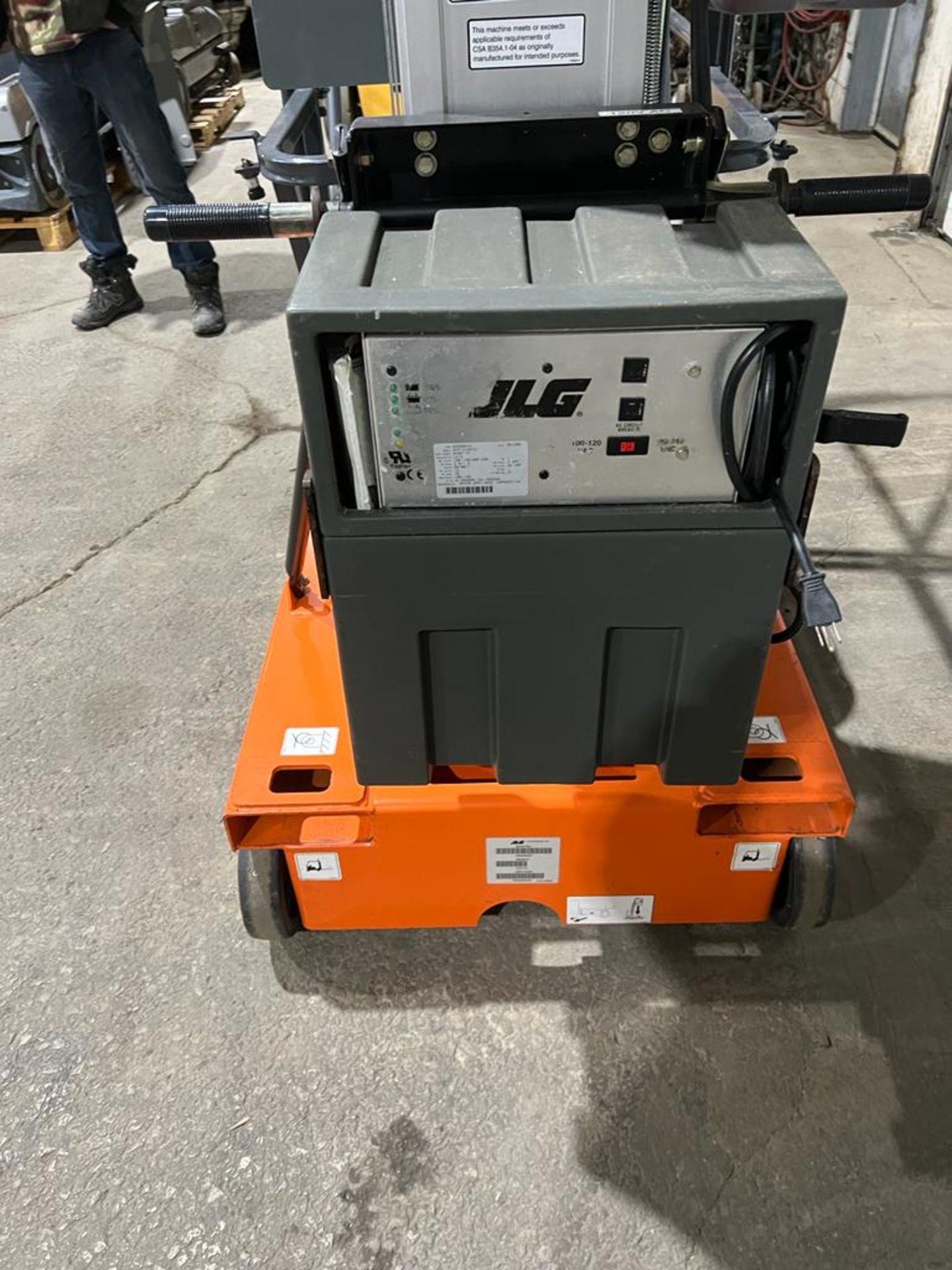 2009 JLG 15SP 400 LB. CAPACITY 24V ELECTRIC ORDER PICKERS WITH 180" MAX. LIFT HEIGHT, BUILT-IN - Image 3 of 4