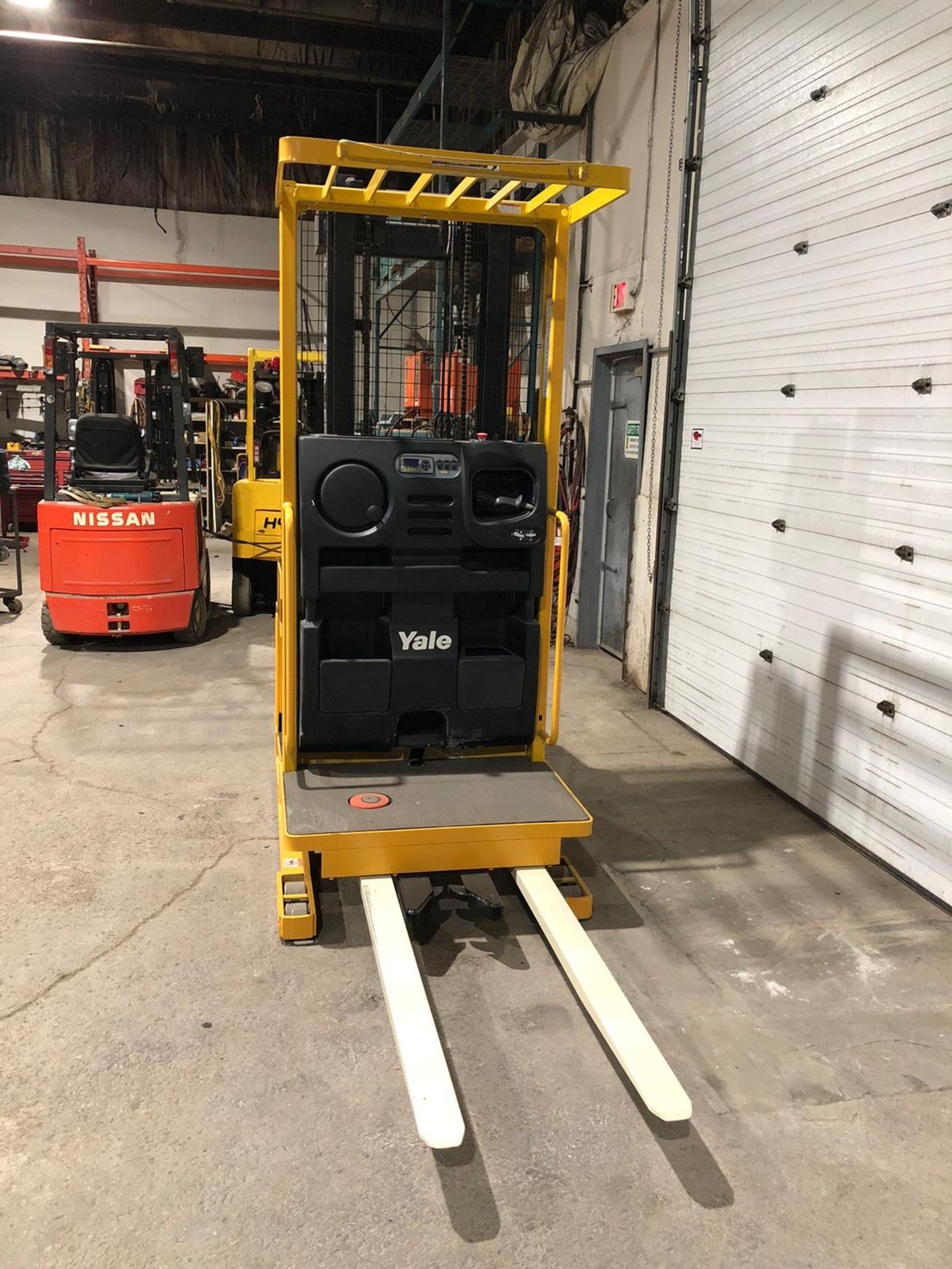 2015 Yale Order Picker 3000lbs capacity electric Powered Pallet Cart 24V with BRAND NEW BATTERY - - Image 3 of 3