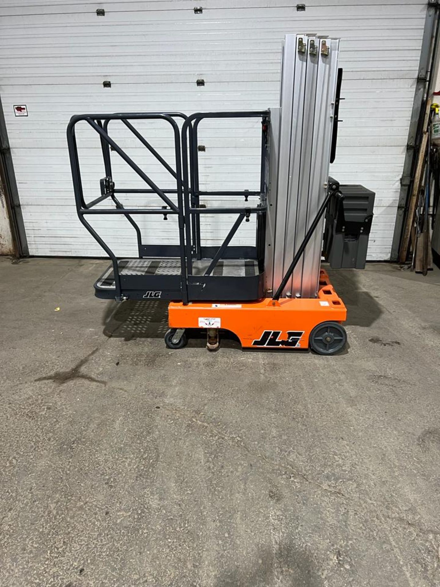2009 JLG 15SP 400 LB. CAPACITY 24V ELECTRIC ORDER PICKERS WITH 180" MAX. LIFT HEIGHT, BUILT-IN - Image 2 of 4