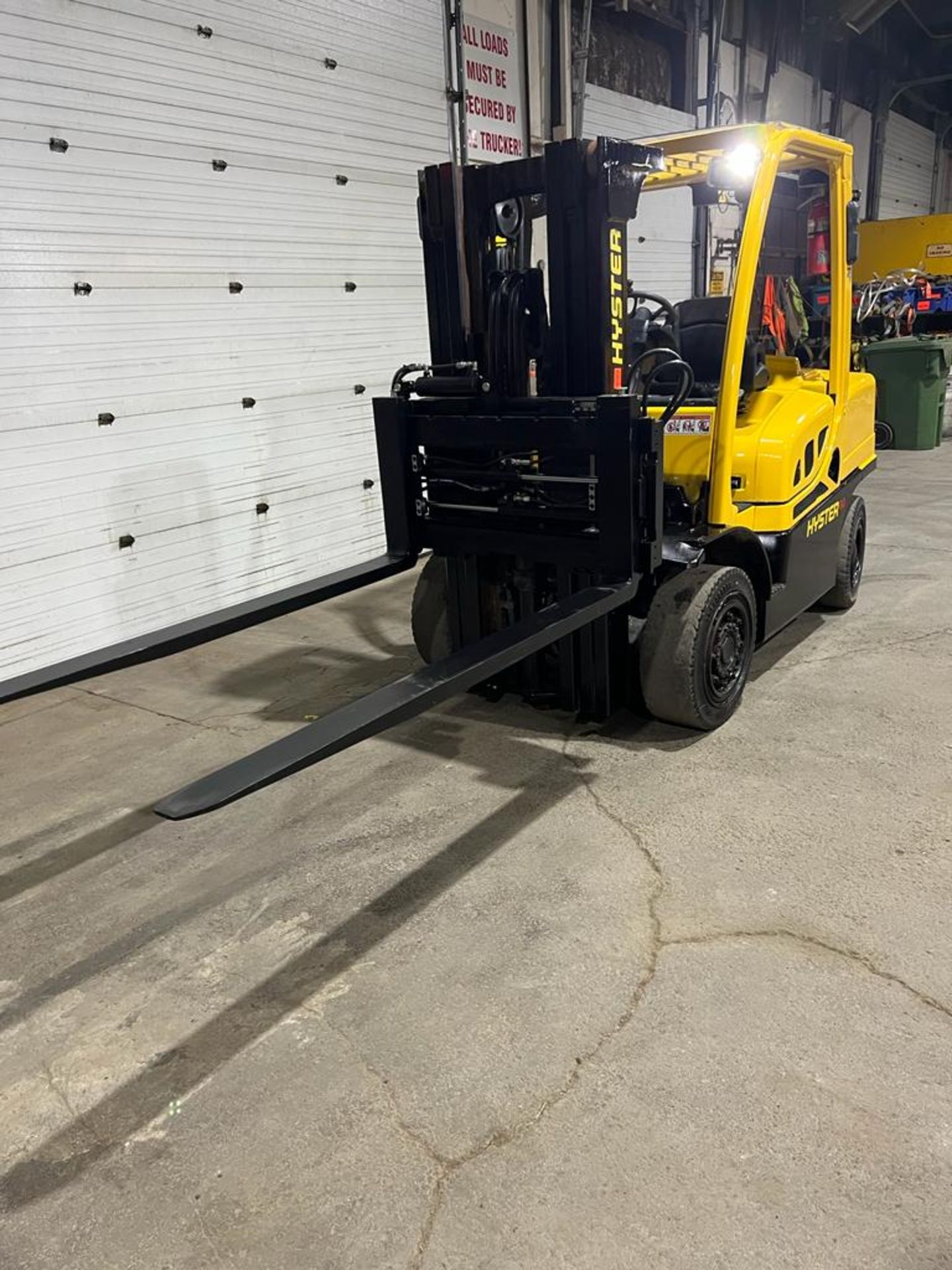 NICE 2019 Hyster 8,000lbs Capacity OUTDOOR Forklift LPG (Propane) with LOW HOURS, 72" forks - Image 2 of 4