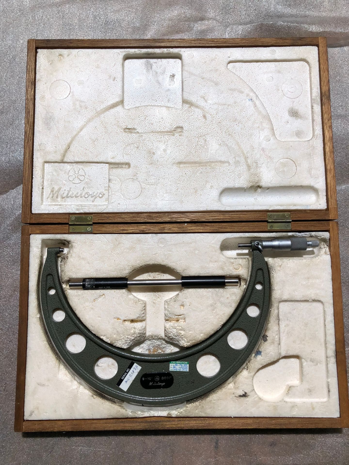 Mitutoyo 9-10" Micrometer in case with standard