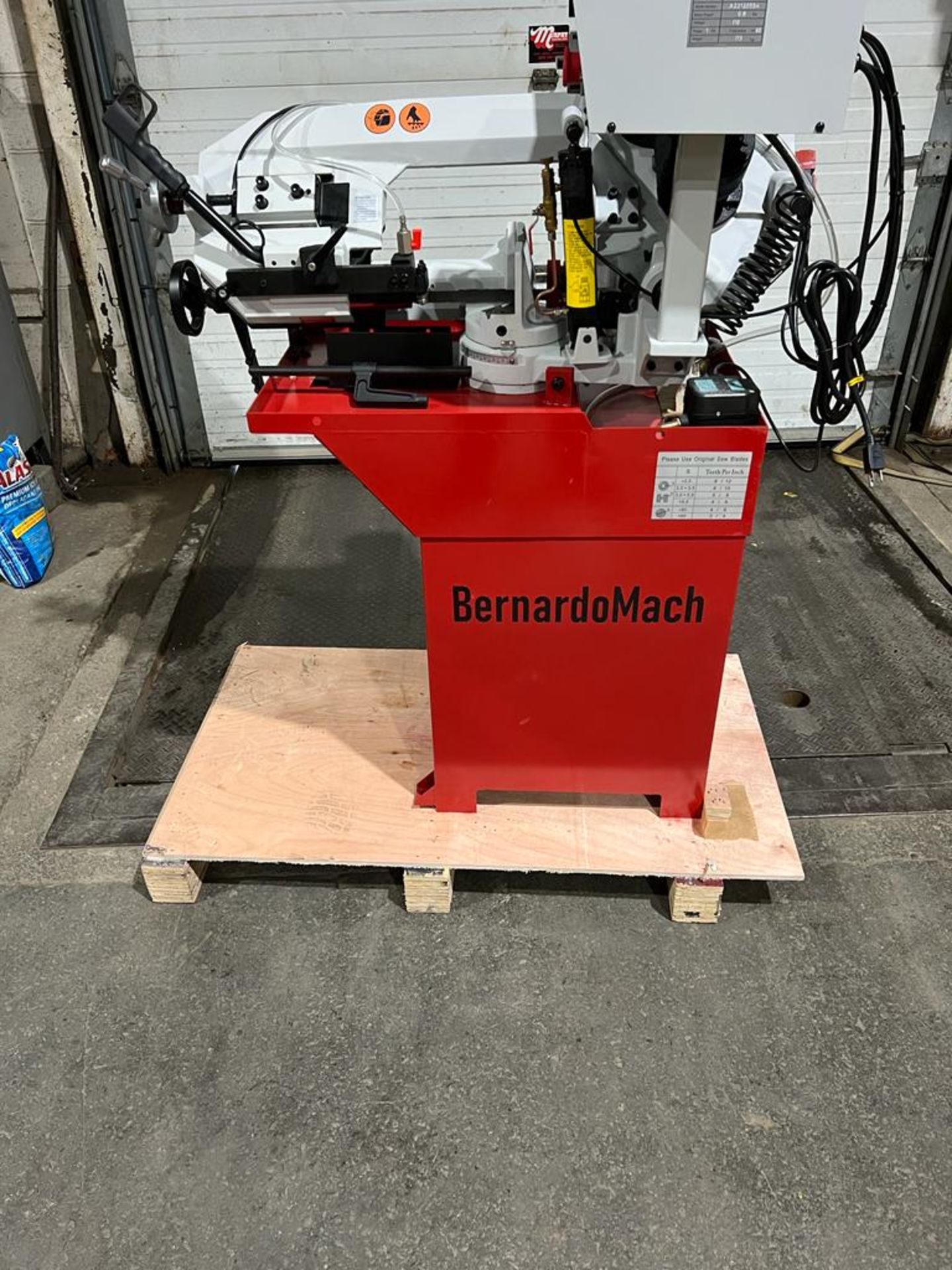 BernardoMach Horizontal Band Saw - GEAR DRIVEN MOTOR with POWER HEAD with Automatic & Manual cut - - Image 4 of 5