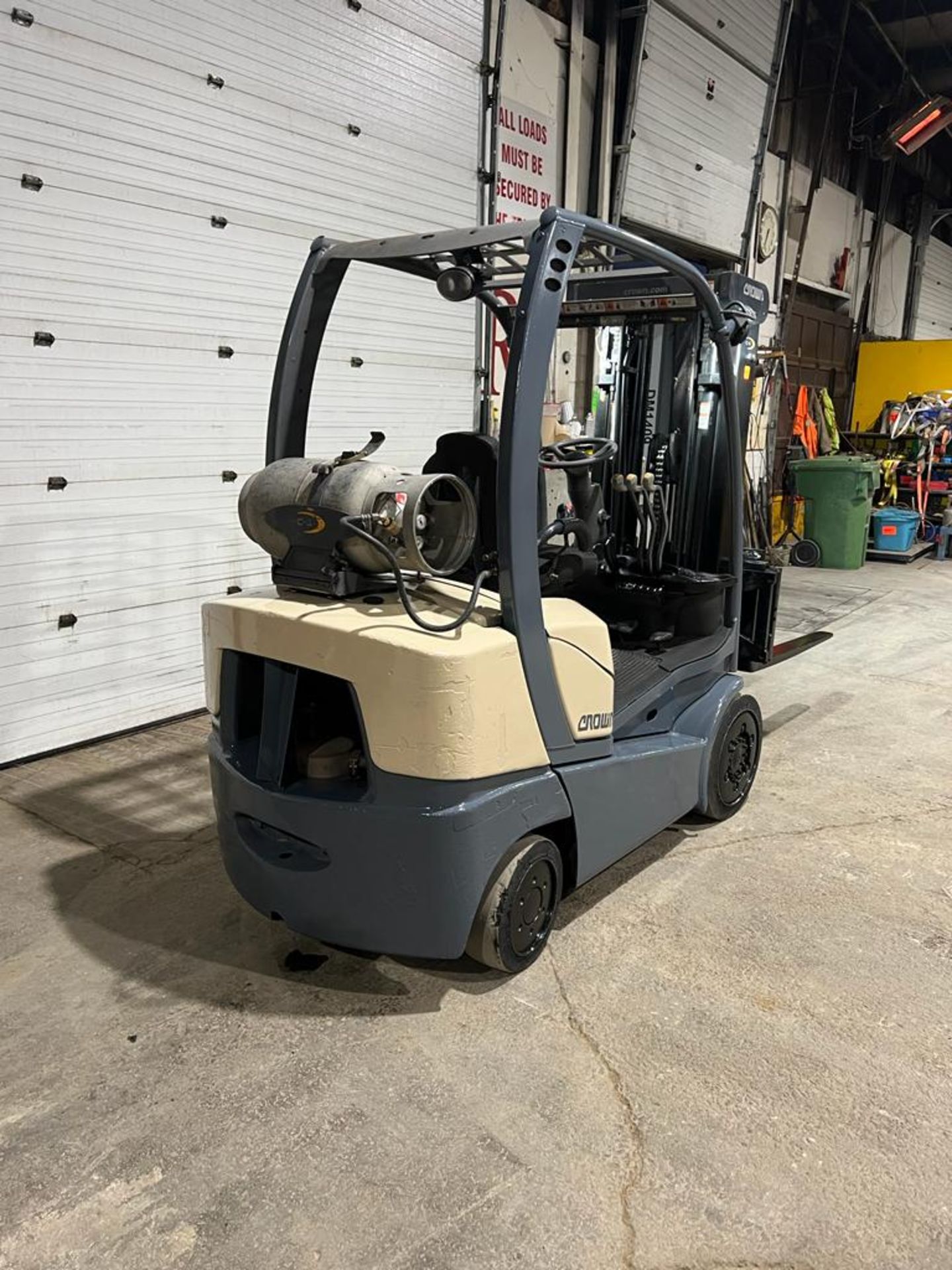 NICE 2016 Crown 5,000lbs Capacity Forklift LPG (propane) with Sideshift & 3-stage Mast (no propane - Image 3 of 4