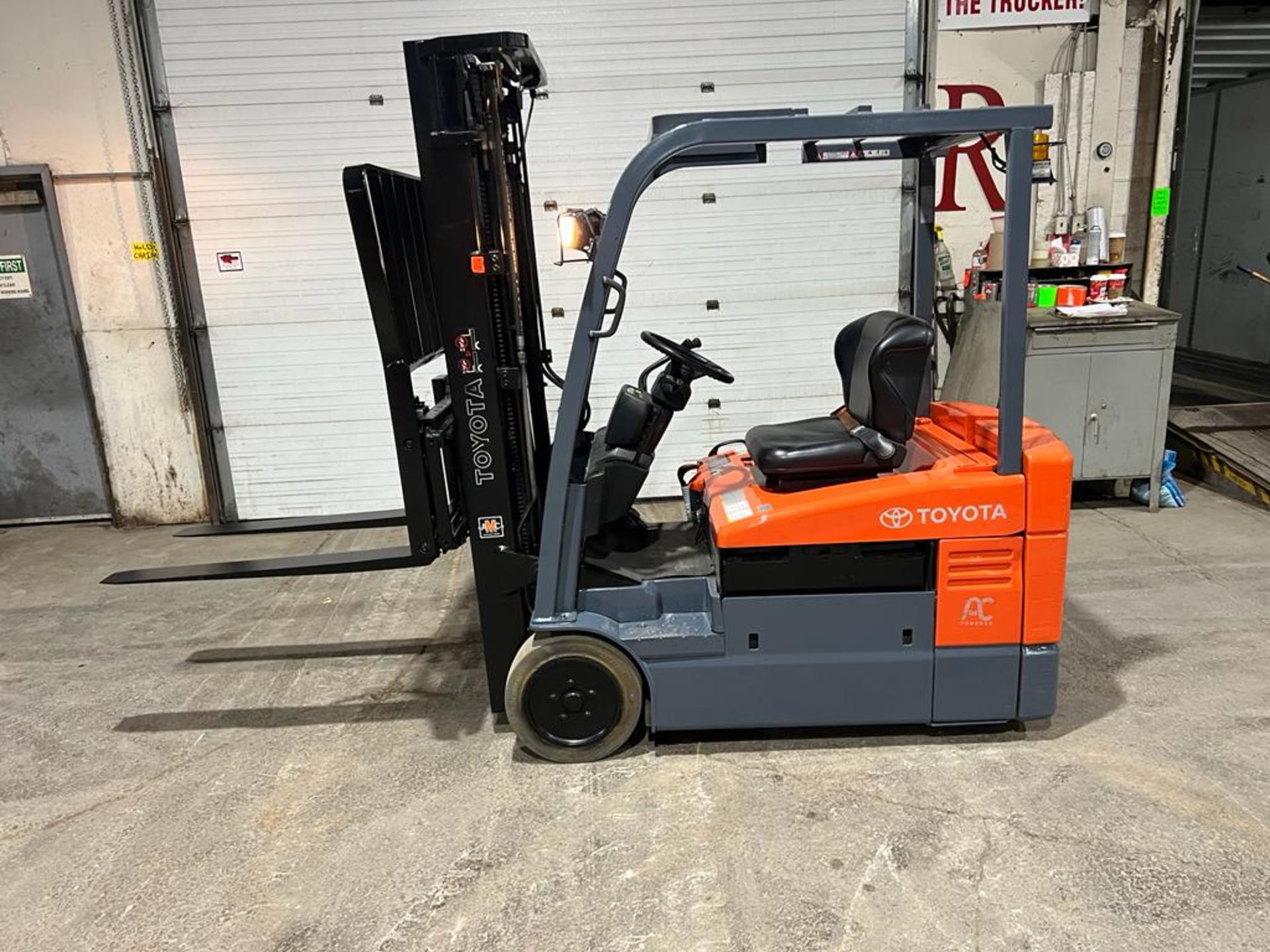 NICE Toyota 3,250lbs Capacity Forklift 3-wheel Electric with SIDESHIFT, 3-stage Mast 36V - FREE