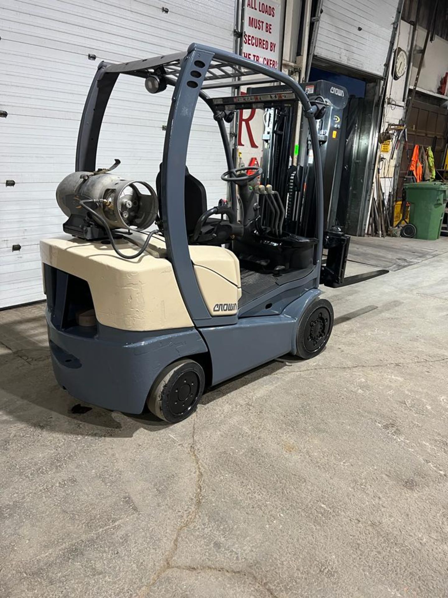 NICE 2016 Crown 5,000lbs Capacity Forklift LPG (propane) with Sideshift & 3-stage Mast (no propane - Image 2 of 3
