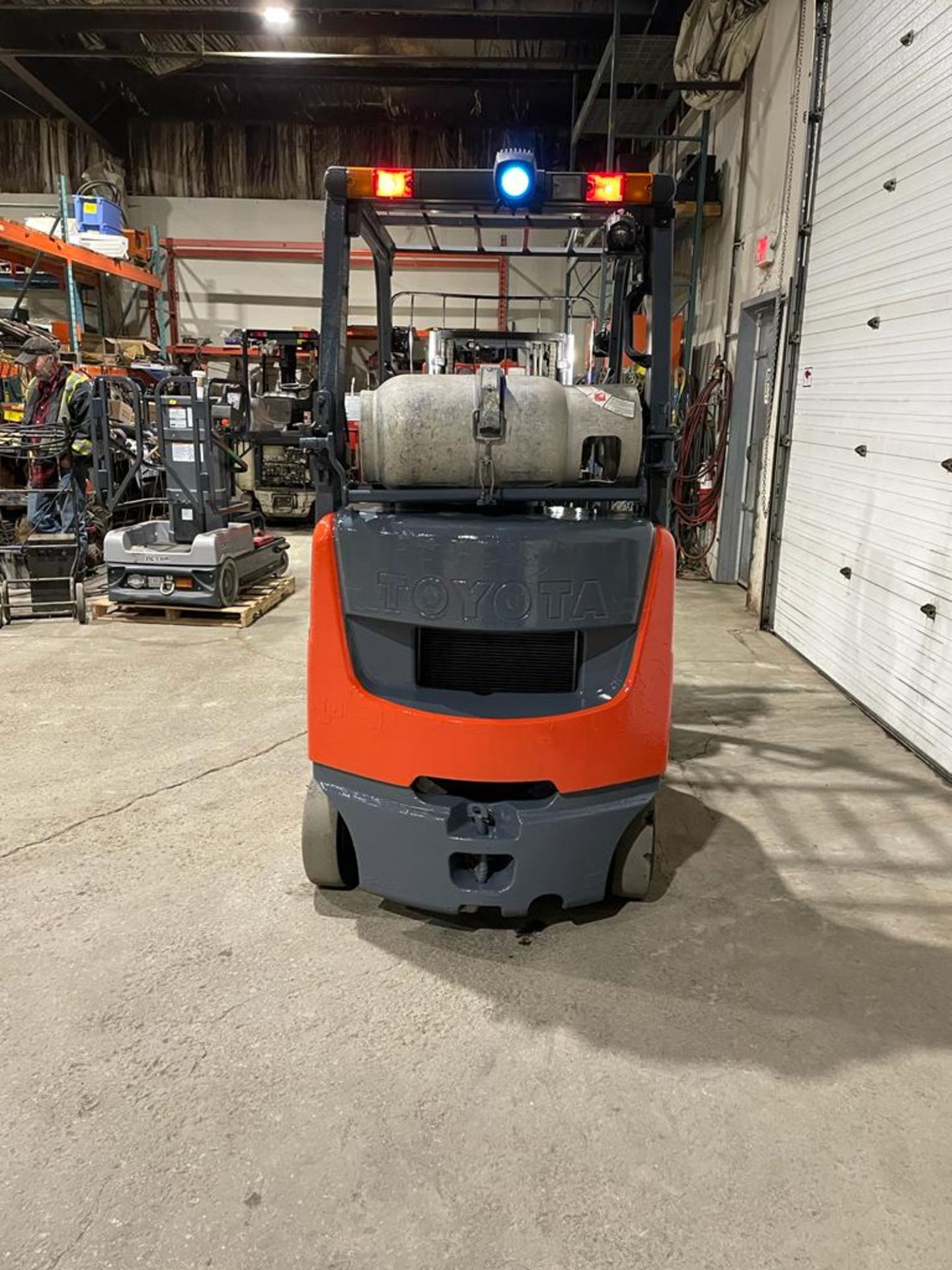NICE 2019 Toyota 4,000lbs Capacity Forklift LPG (propane) with sideshift (no propane tank included) - Image 2 of 3