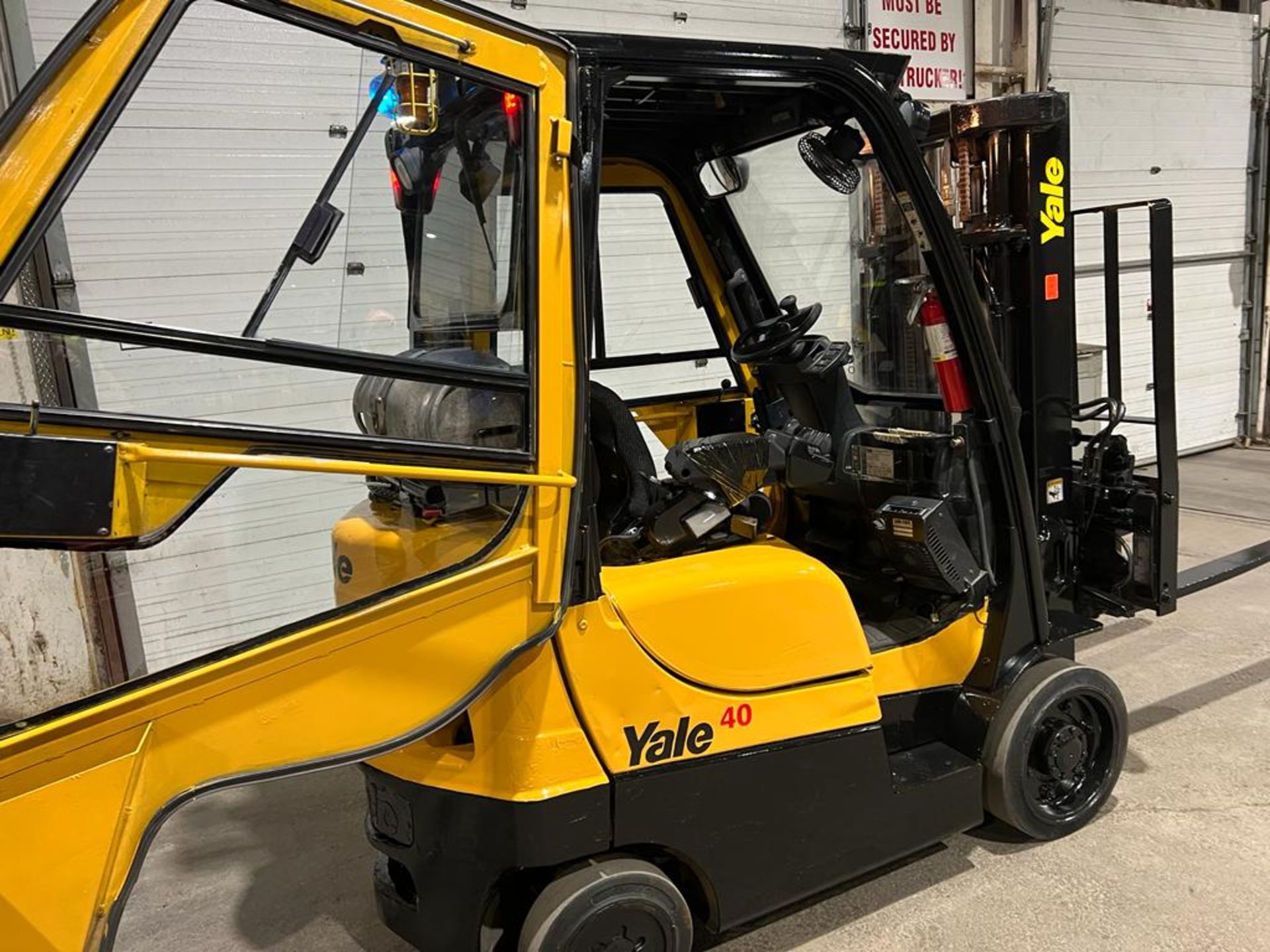 NICE Yale 4,000lbs Capacity Forklift LPG (propane) with CAB with Sideshift & Fork Positioner - Image 2 of 4