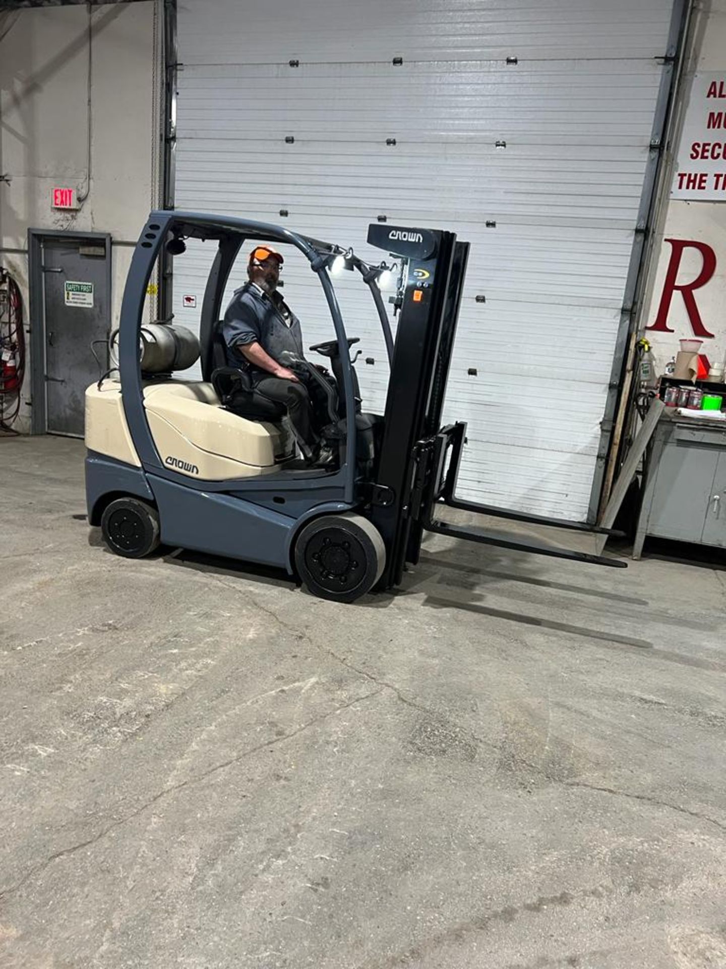 NICE 2016 Crown 5,000lbs Capacity Forklift LPG (propane) with Sideshift & 3-stage Mast (no propane