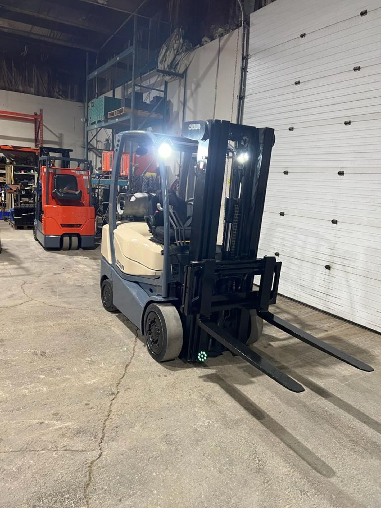 NICE 2016 Crown 5,000lbs Capacity Forklift LPG (propane) with Sideshift & 3-stage Mast (no propane - Image 2 of 4