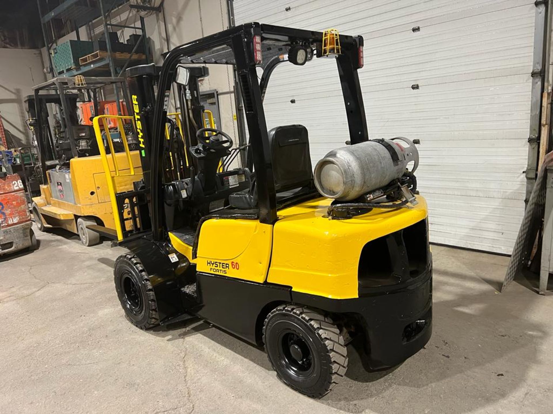 NICE 2011 Hyster 60 - 6,000lbs Capacity OUTDOOR Forklift DUAL FRONT TIRES LPG (propane) 60" forks - Image 2 of 5