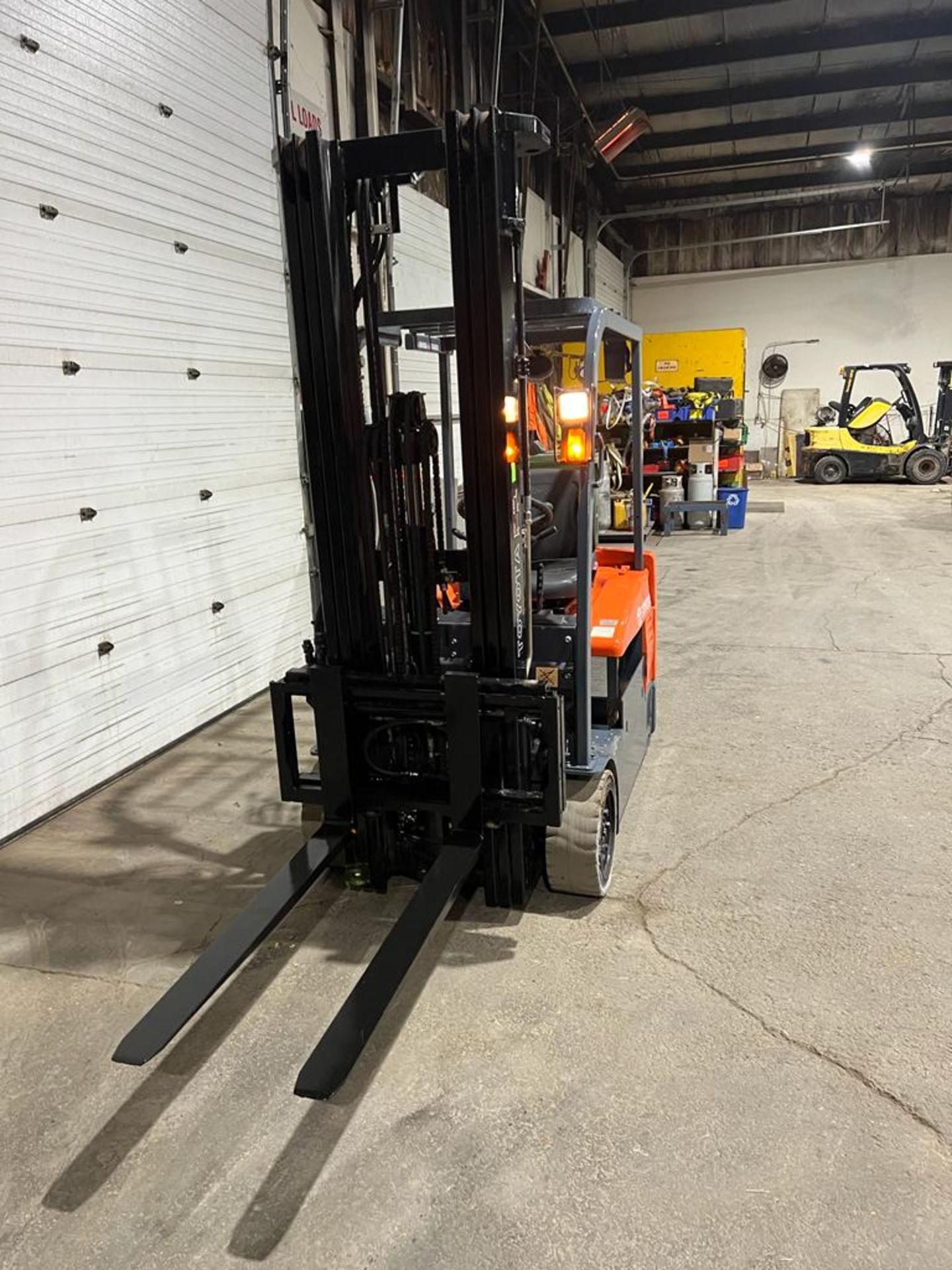 NICE Toyota 4,000lbs Capacity Forklift Electric 36V 3-Wheel with Sideshift 3-stage mast - FREE - Image 3 of 4