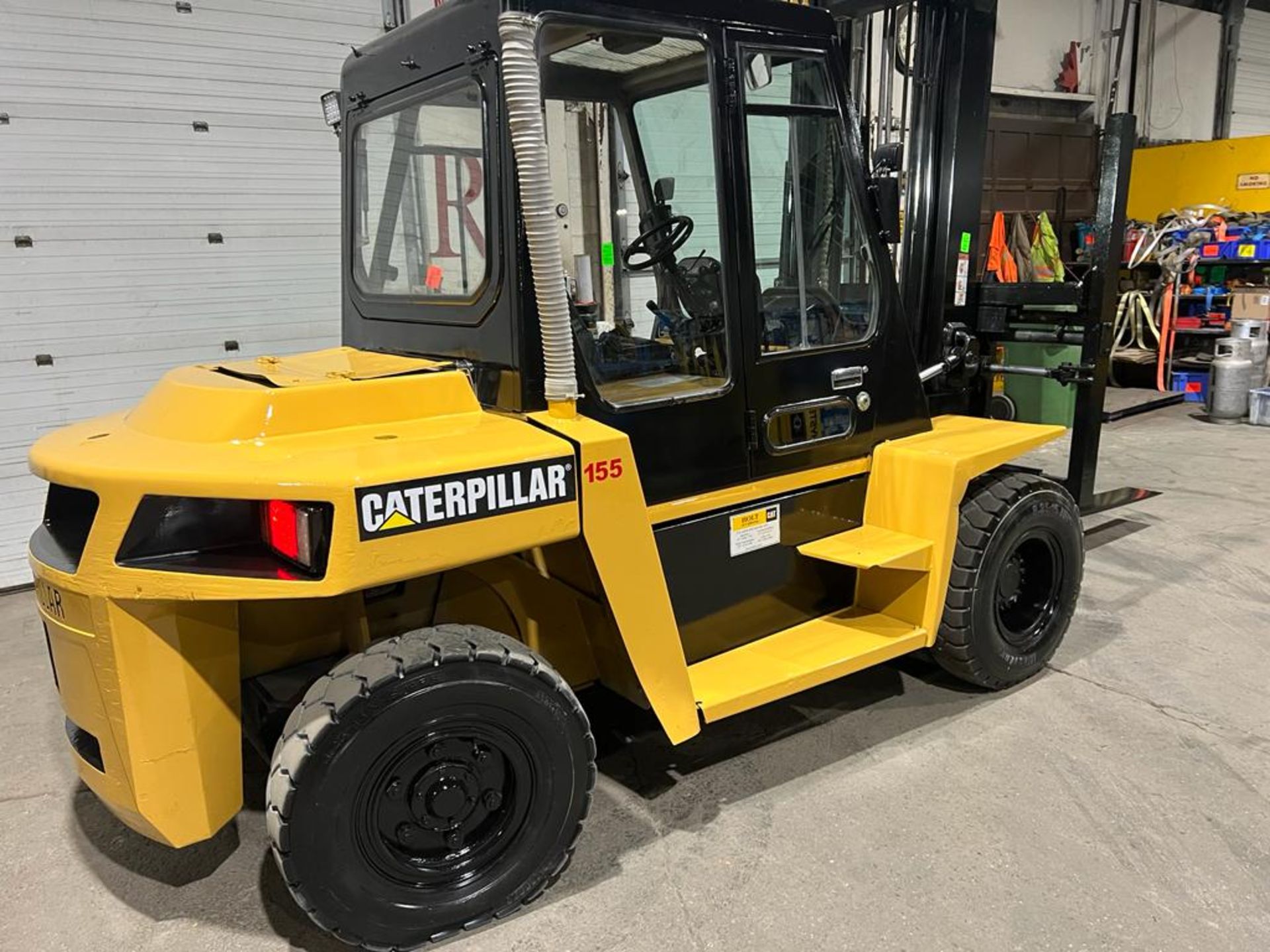 2007 CAT 15,500lbs Capacity OUTDOOR Forklift FULLY REBUILT TRANSMISSION - DUAL FRONT TIRES 72" Forks - Image 2 of 9