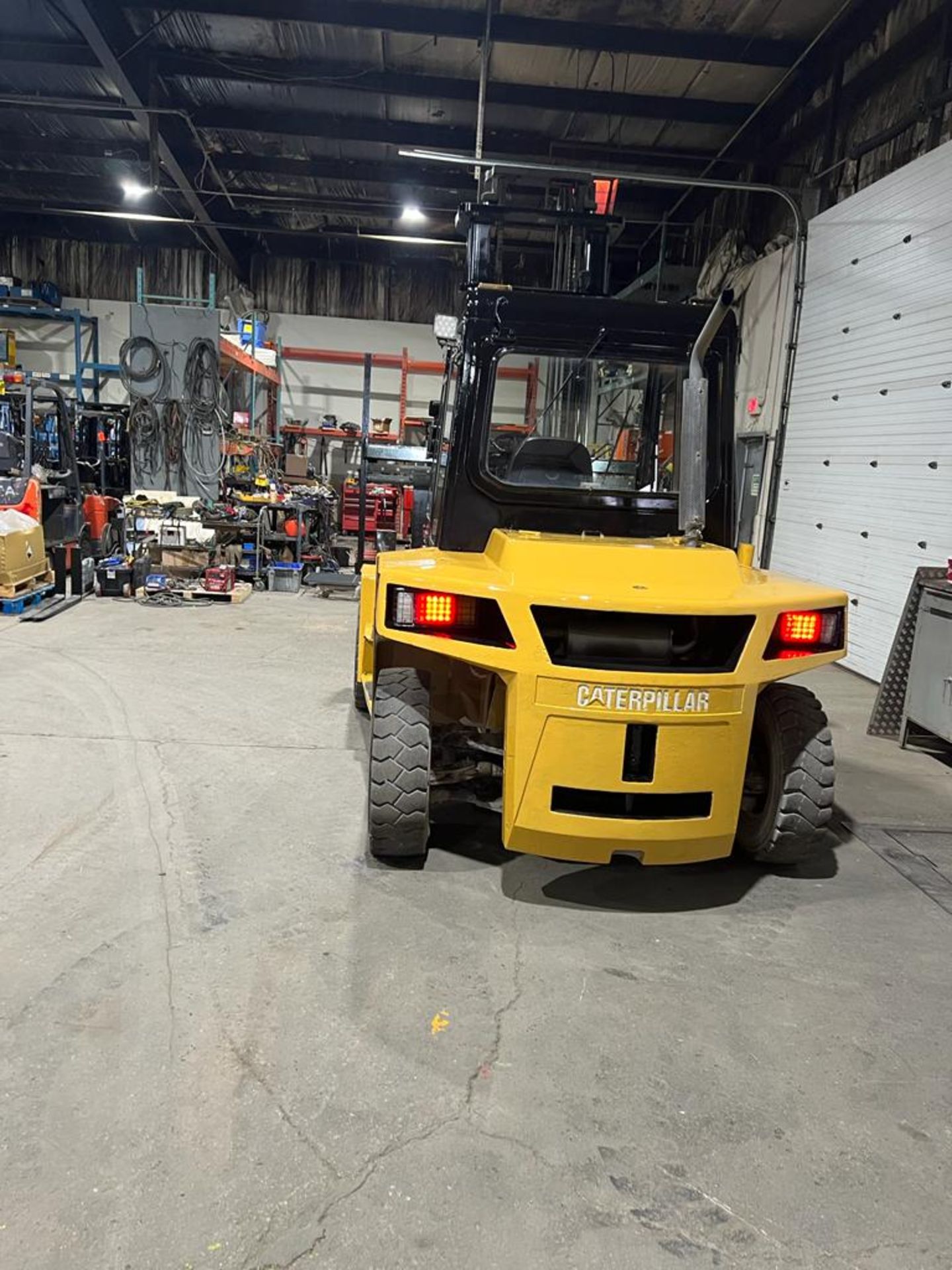 CAT 15,500lbs Capacity OUTDOOR Forklift FULLY REBUILT TRANSMISSION - DUAL FRONT TIRES 72" Forks - Image 3 of 4