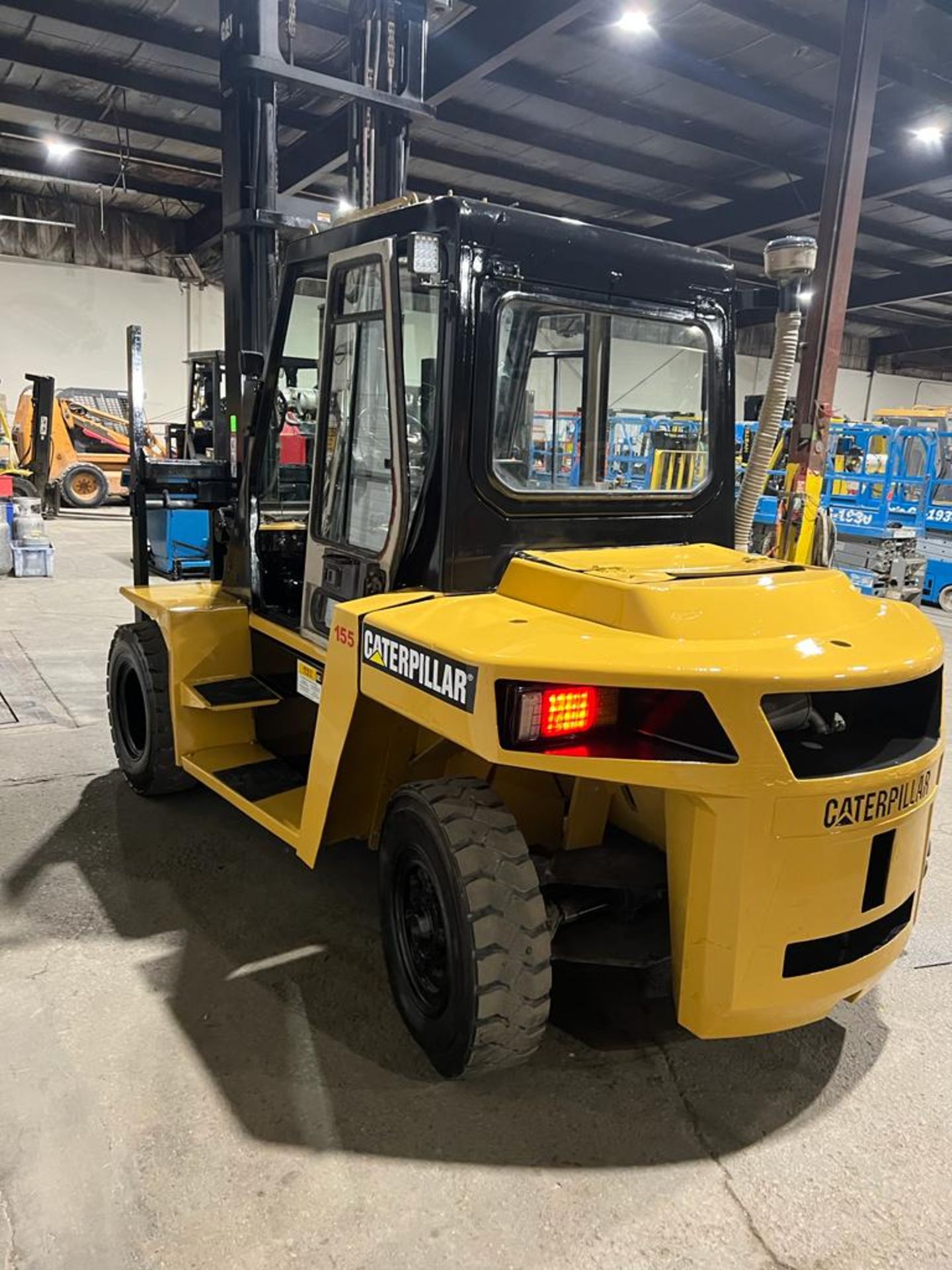 2007 CAT 15,500lbs Capacity OUTDOOR Forklift FULLY REBUILT TRANSMISSION - DUAL FRONT TIRES 72" Forks - Image 7 of 9