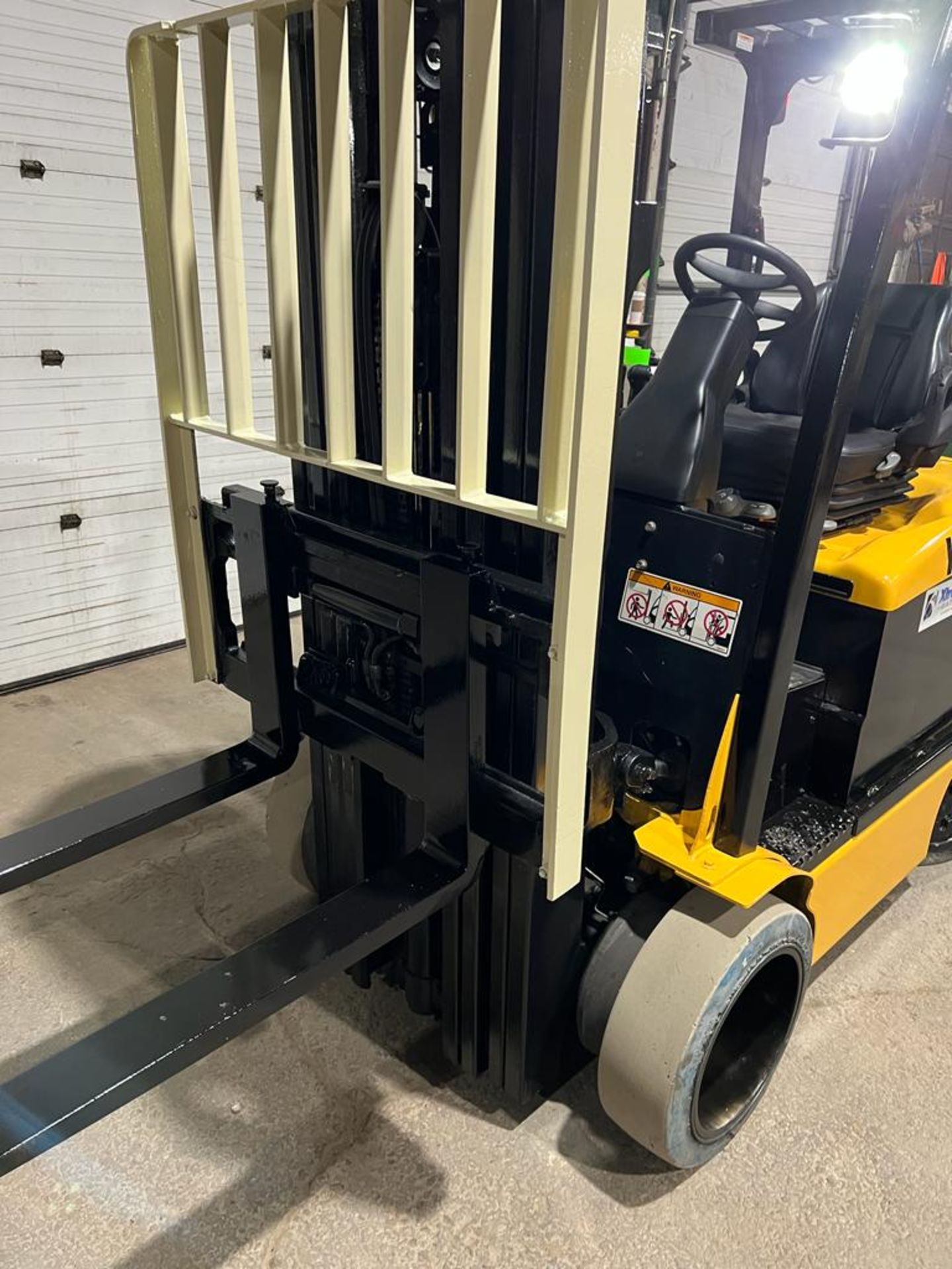 NICE 2010 Yale 60 - 6,000lbs Capacity Forklift Electric with 4-STAGE MAST, Sideshift with low - Image 4 of 5