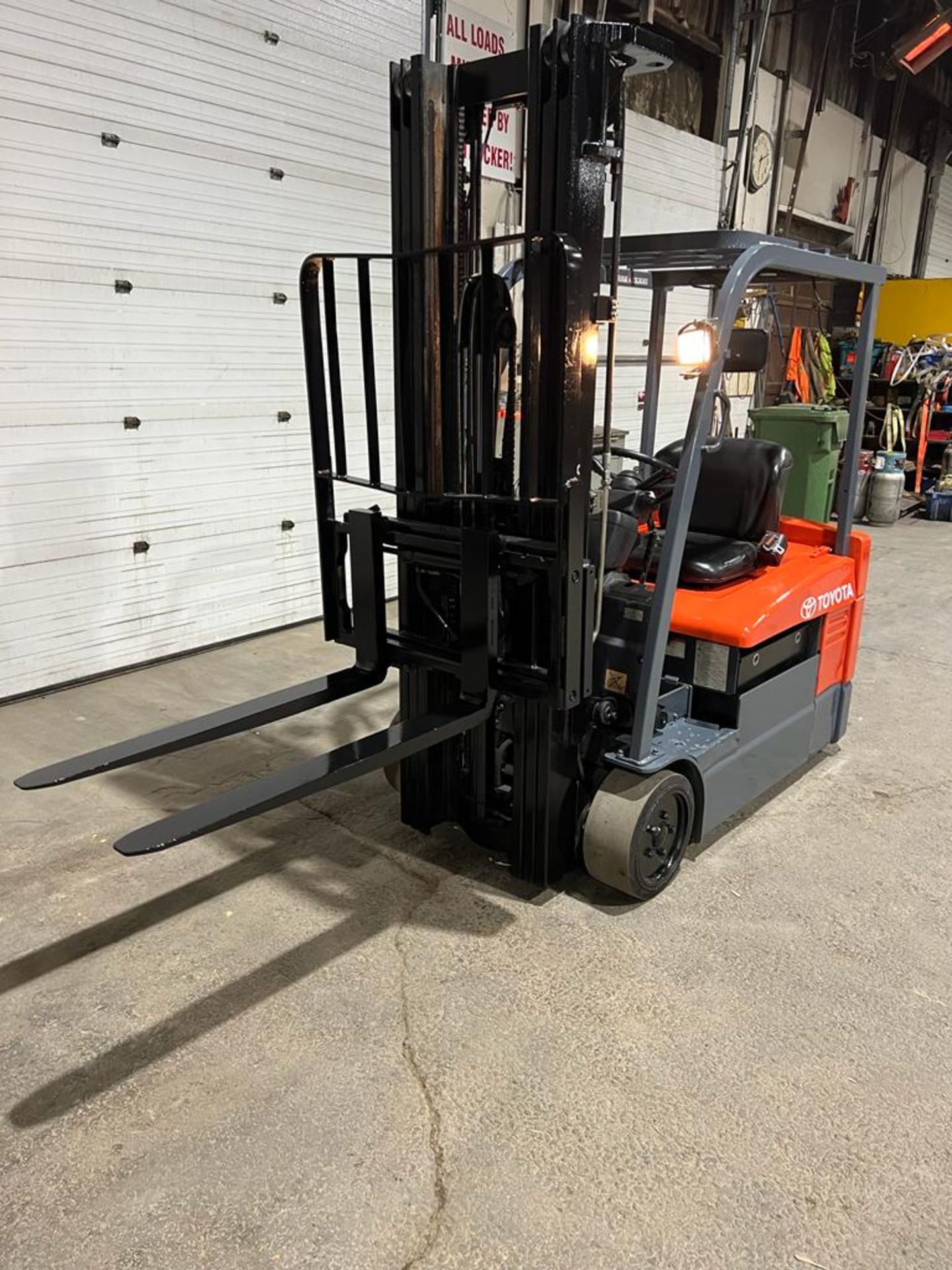 NICE Toyota 4,000lbs Capacity Forklift Electric 36V 3-Wheel with Sideshift 3-stage mast - FREE - Image 3 of 3