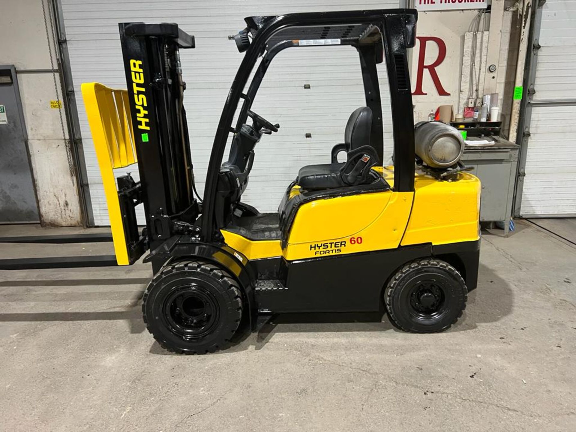 NICE 2011 Hyster 60 - 6,000lbs Capacity OUTDOOR Forklift DUAL FRONT TIRES LPG (propane) 60" forks