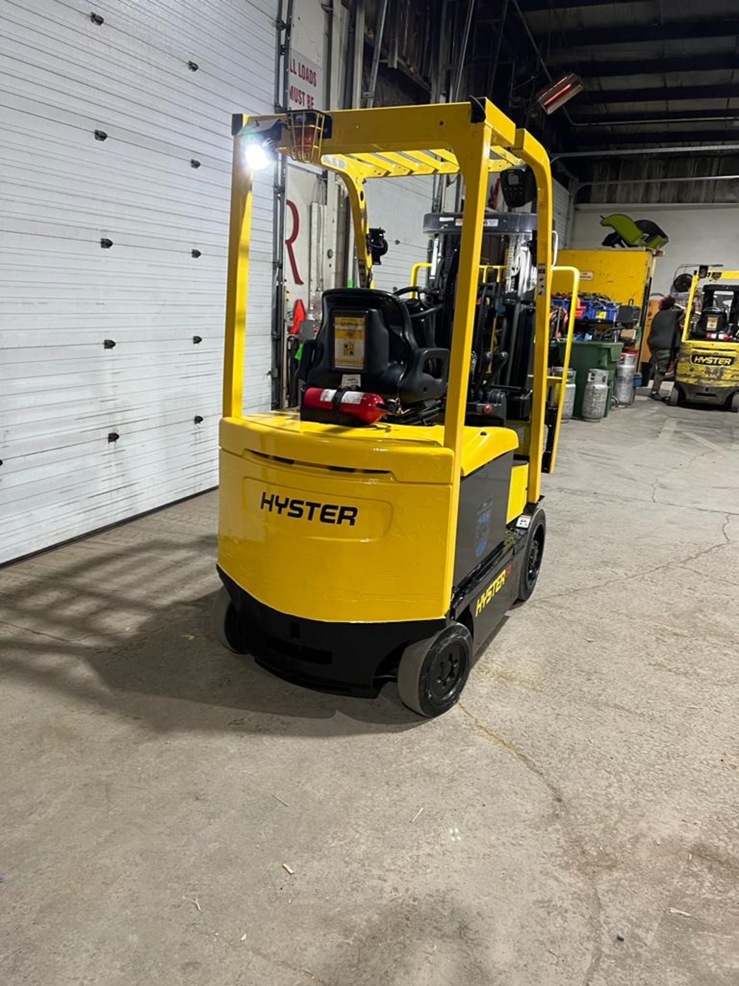 NICE 2016 Hyster 50 - 5,000lbs Capacity Forklift Electric 48V with Sideshift 3-stage mast with LOW - Image 3 of 4