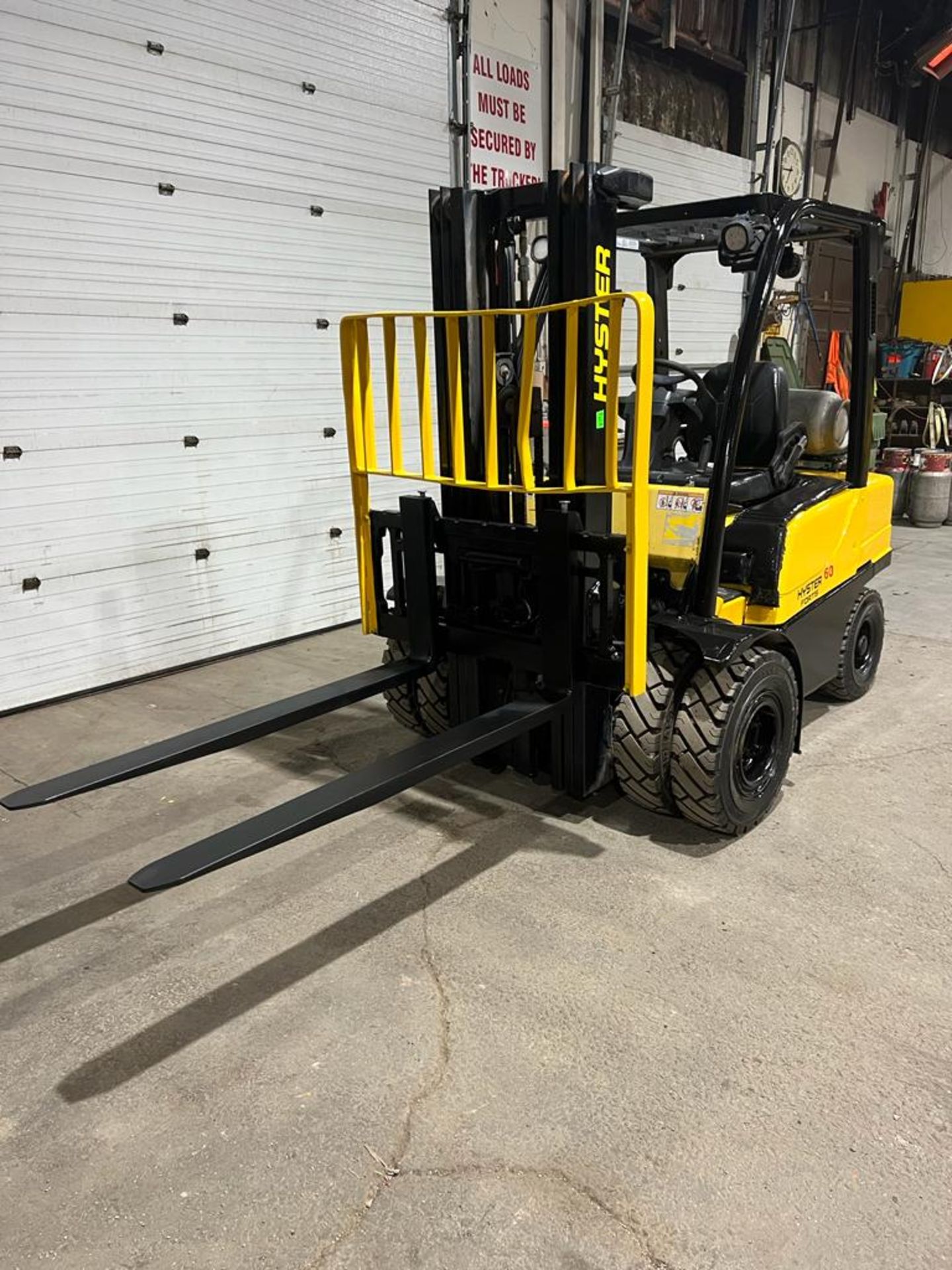 NICE 2011 Hyster 60 - 6,000lbs Capacity OUTDOOR Forklift DUAL FRONT TIRES LPG (propane) 60" forks - Image 3 of 5
