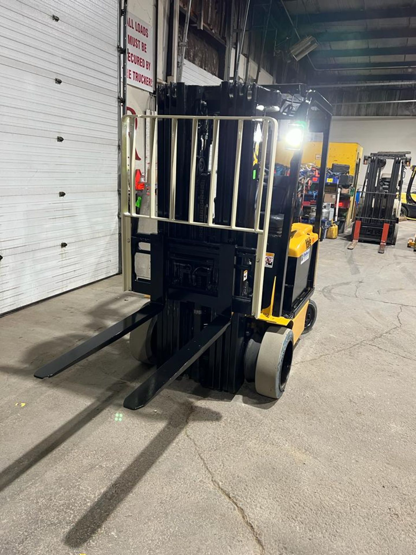 NICE 2010 Yale 60 - 6,000lbs Capacity Forklift Electric with 4-STAGE MAST, Sideshift with low - Image 3 of 5