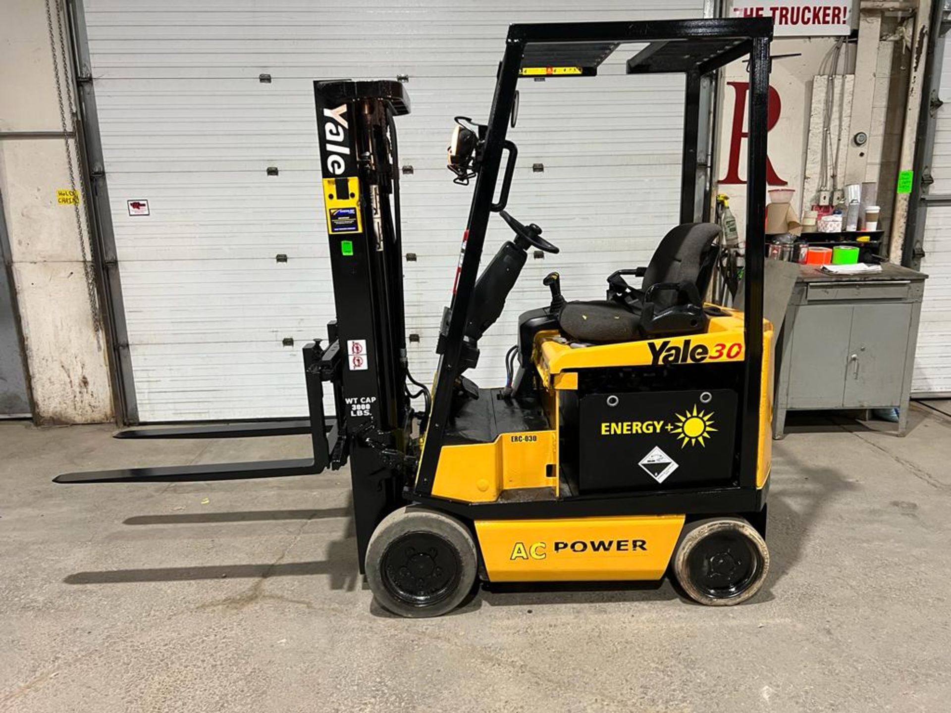 NICE 2008 Yale 30 - 3,000lbs Capacity Forklift Electric with NEW 36V Battery, Sideshift with 3-stage