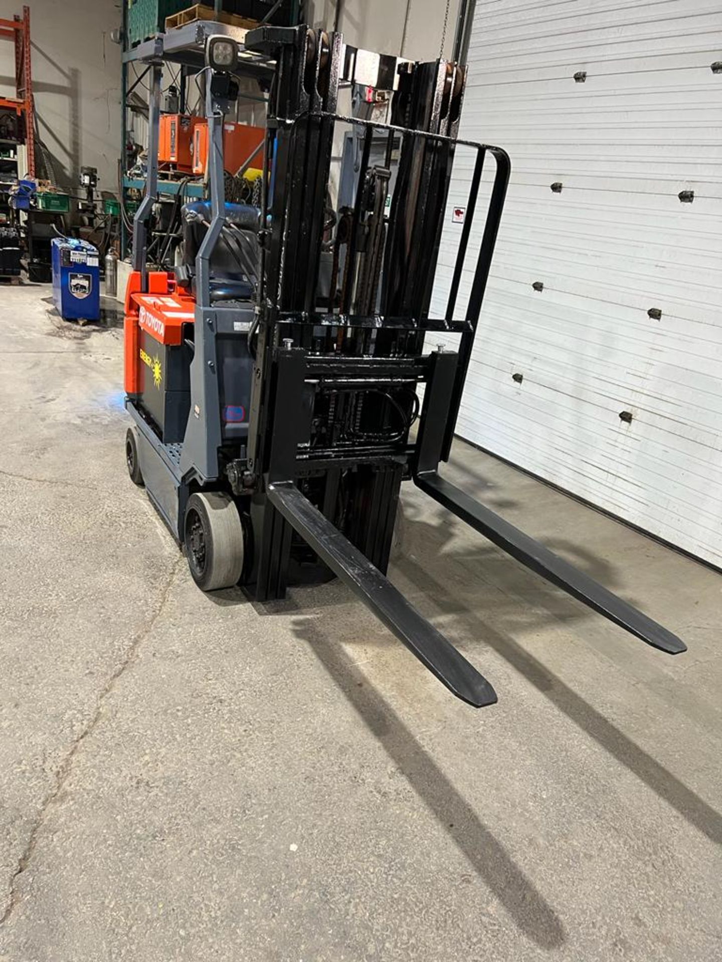 NICE Toyota 3,600lbs Capacity Electric Forklift NEW 36V Battery & NEW 48" Forks with 3-stage Mast - Image 2 of 4