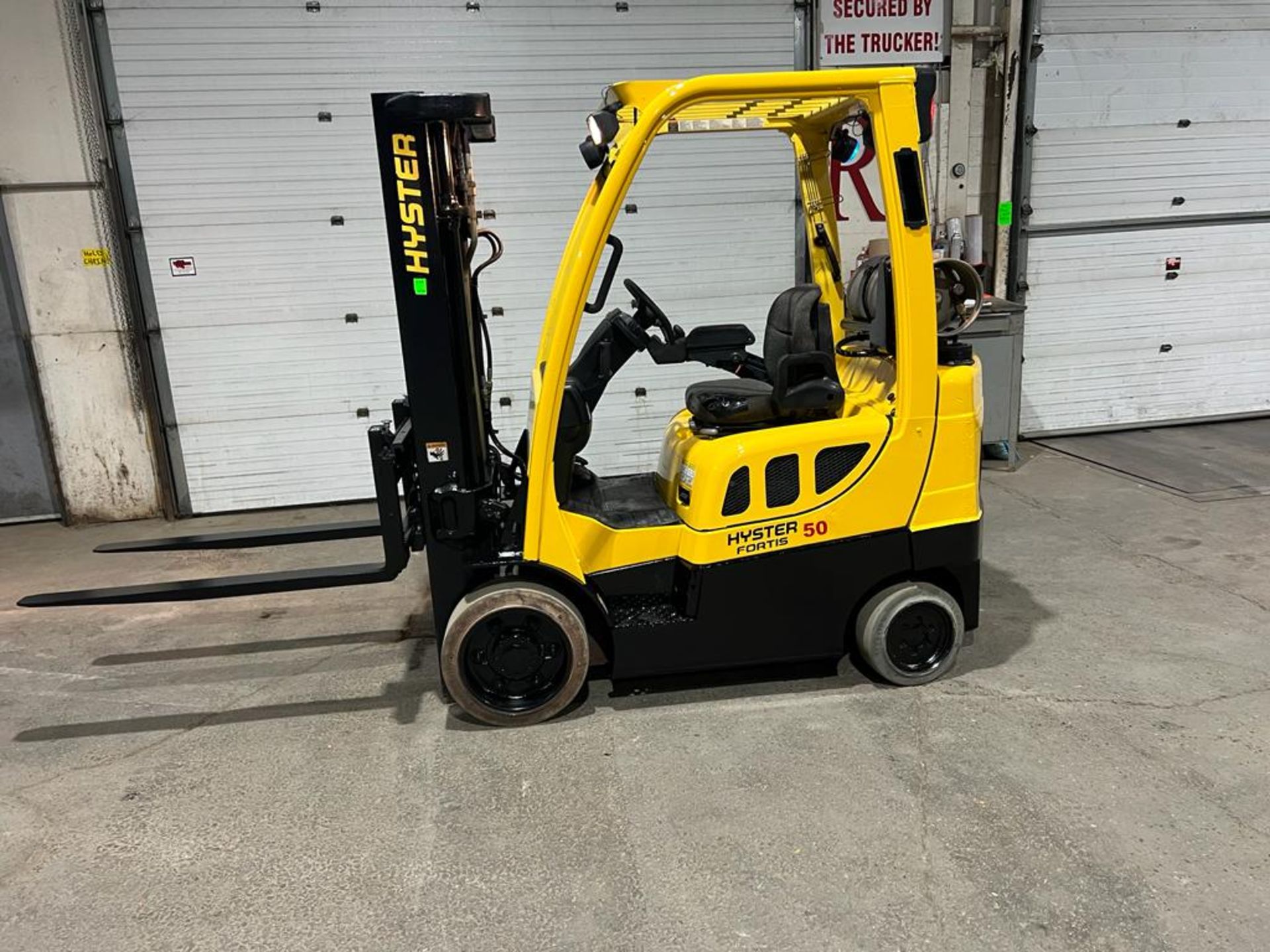Hyster 50 - 5,000lbs Capacity Forklift LPG (propane) with NEW 48" FORKS with Sideshift & 3-stage