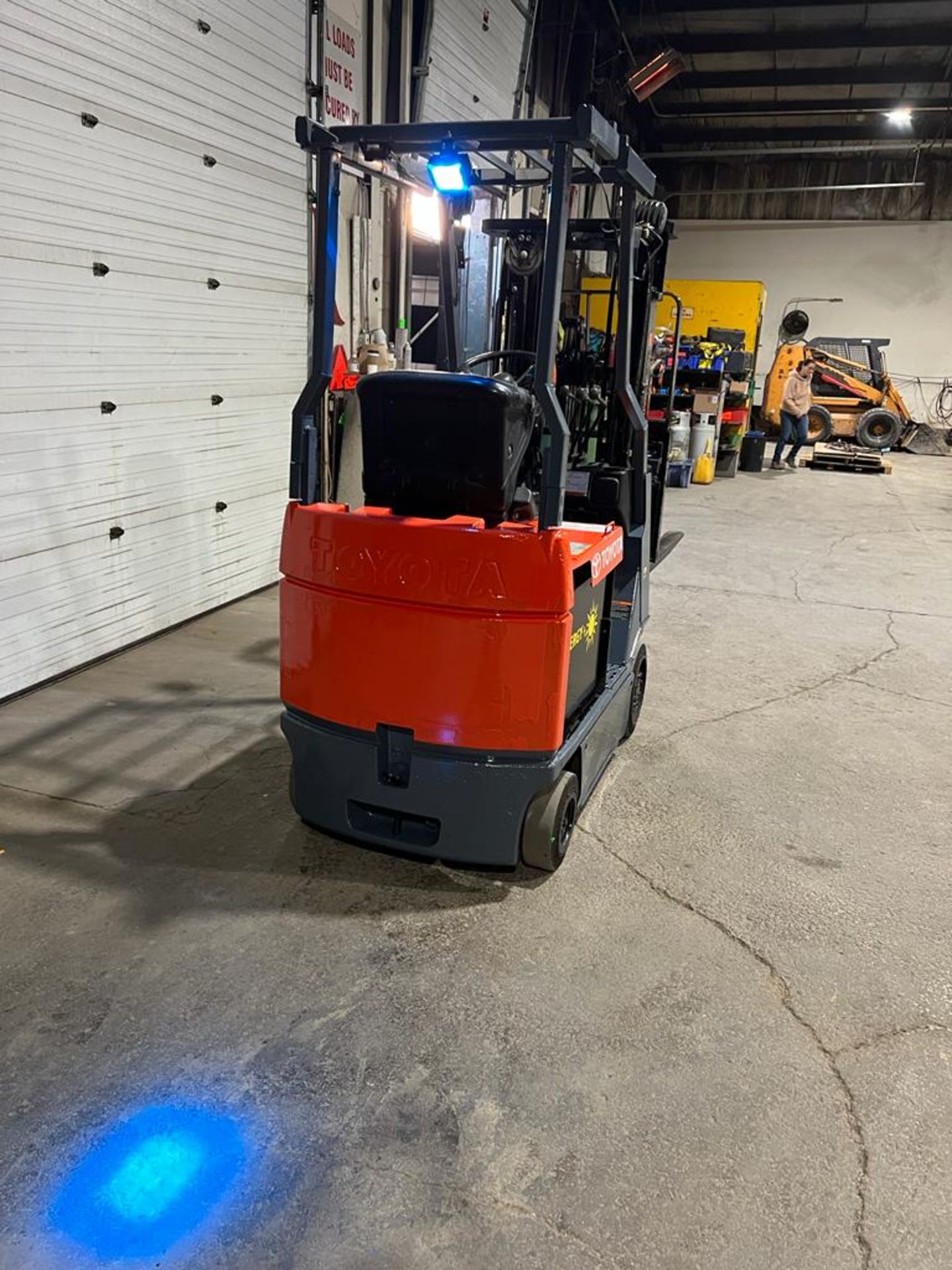 NICE Toyota 3,600lbs Capacity Electric Forklift NEW 36V Battery & NEW 48" Forks with 3-stage Mast - Image 3 of 4