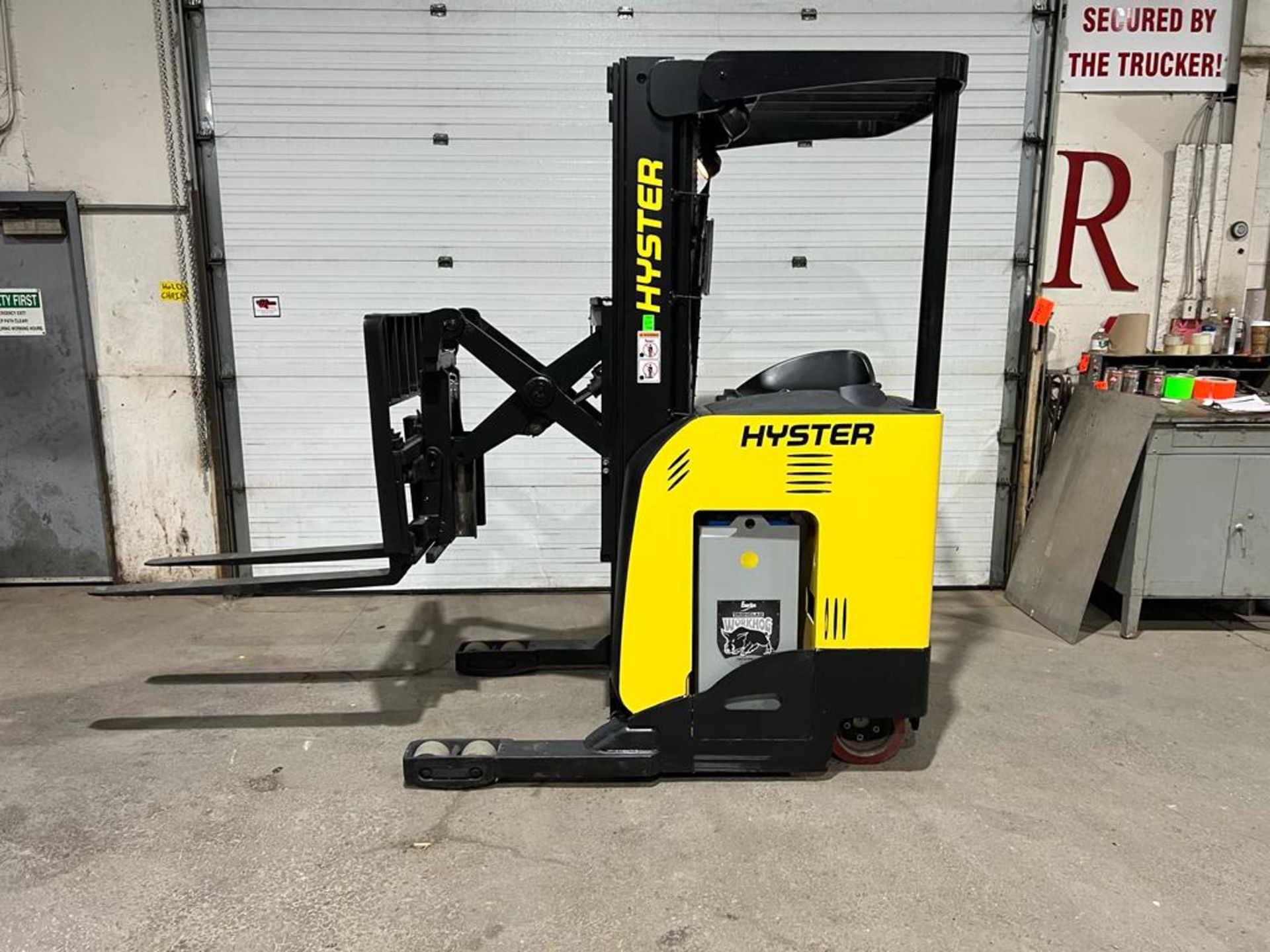 2017 Hyster Reach Truck 3,500lbs capacity electric with 24V battery with sideshift 3-stage Mast & - Image 3 of 4