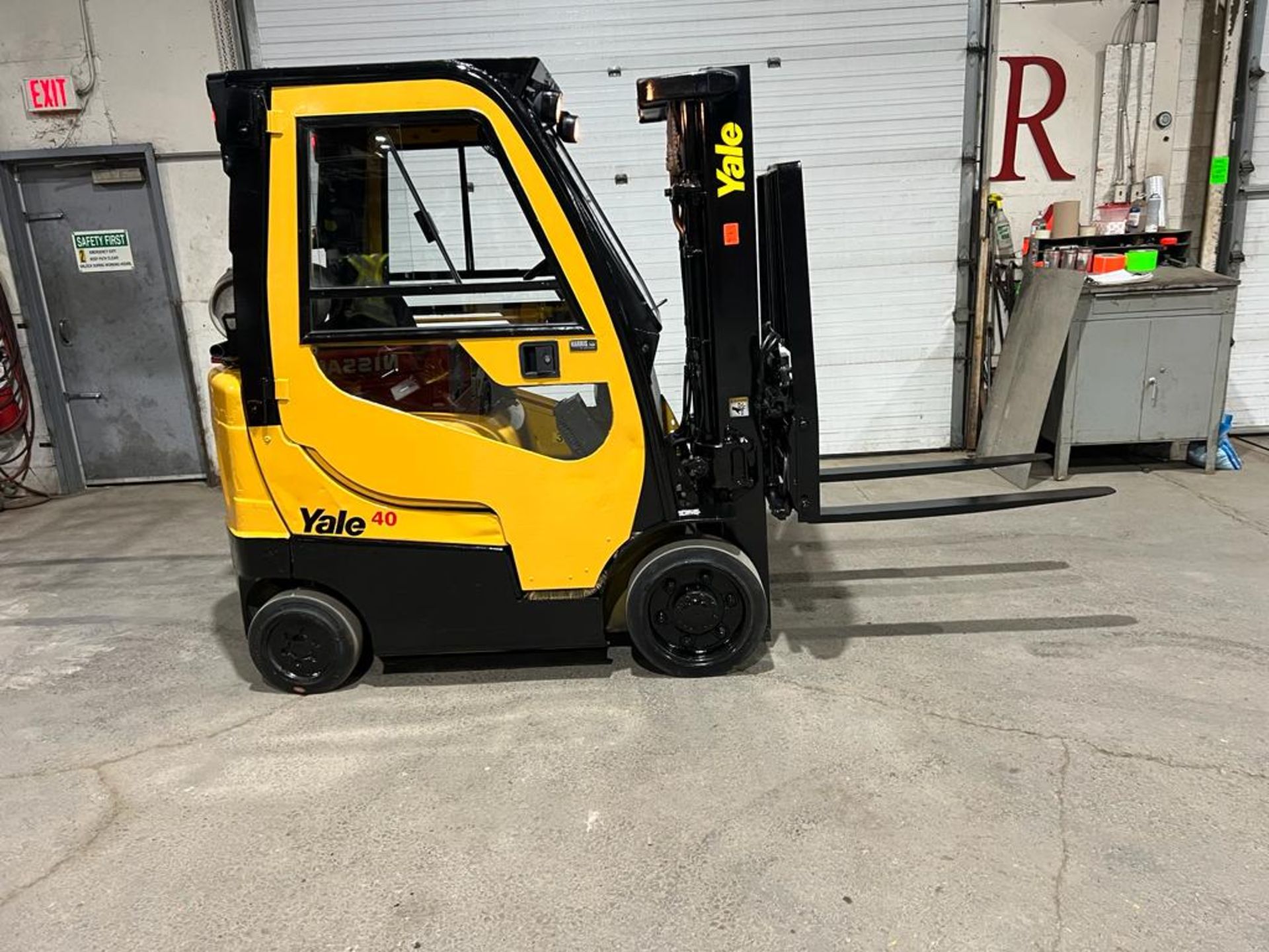 NICE Yale 4,000lbs Capacity Forklift LPG (propane) with CAB with Sideshift & Fork Positioner & 3-
