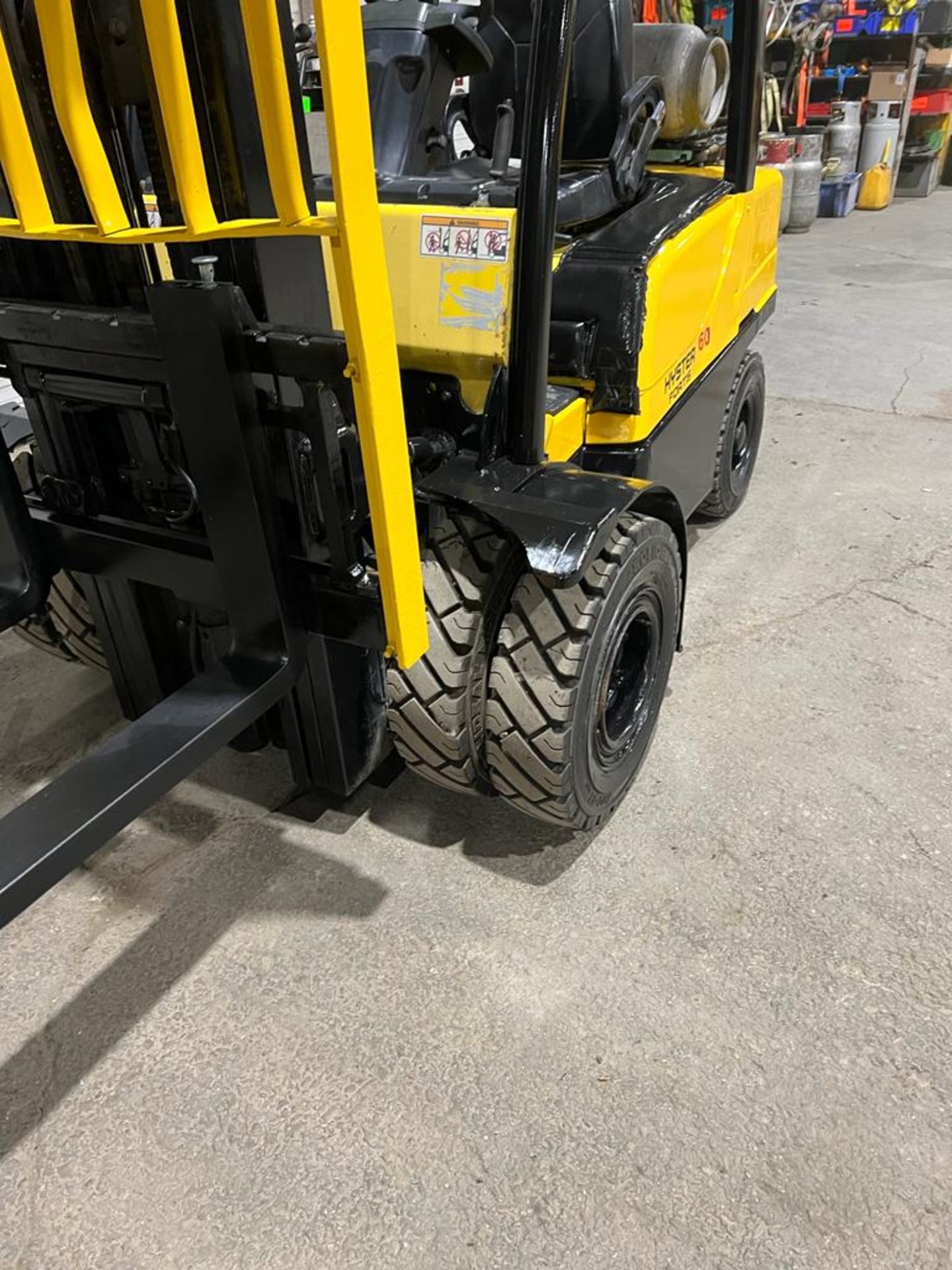 NICE 2011 Hyster 60 - 6,000lbs Capacity OUTDOOR Forklift DUAL FRONT TIRES LPG (propane) 60" forks - Image 4 of 5