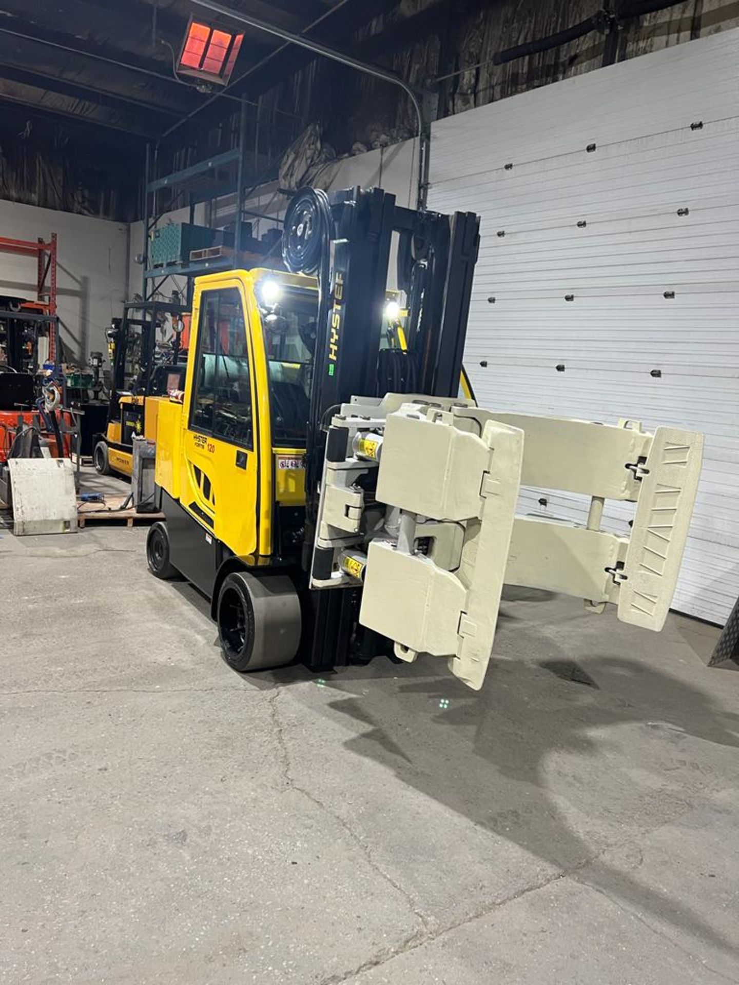 MINT ** 2017 Hyster 120 - 12,000lbs Capacity Forklift CASCADE ROLL CLAMP with CAB & Sideshift - Image 5 of 7