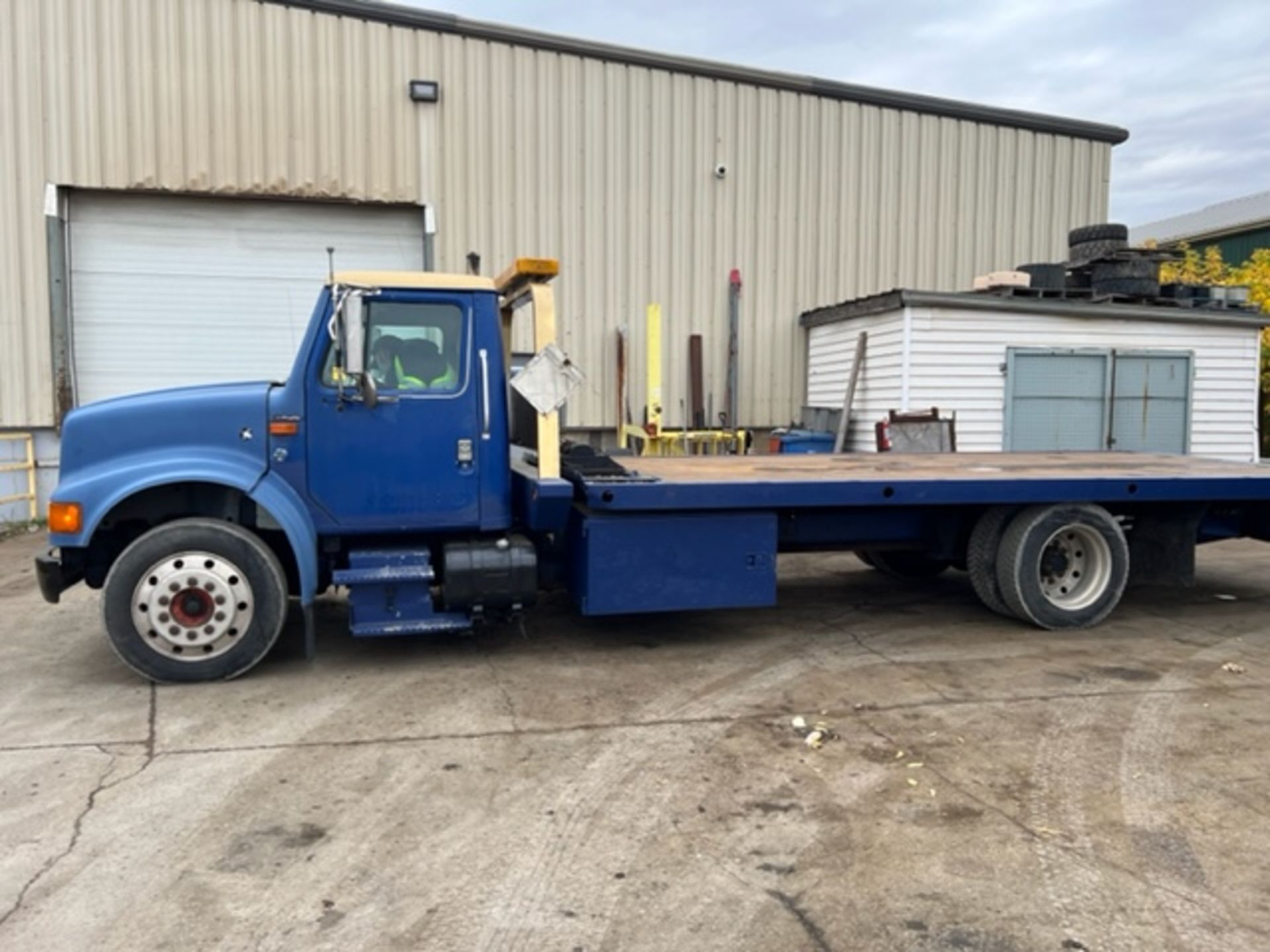 Navistar International Model 40S Flat Bed TILT and LOAD with a winch Transport Truck 2 axle, - Image 3 of 13