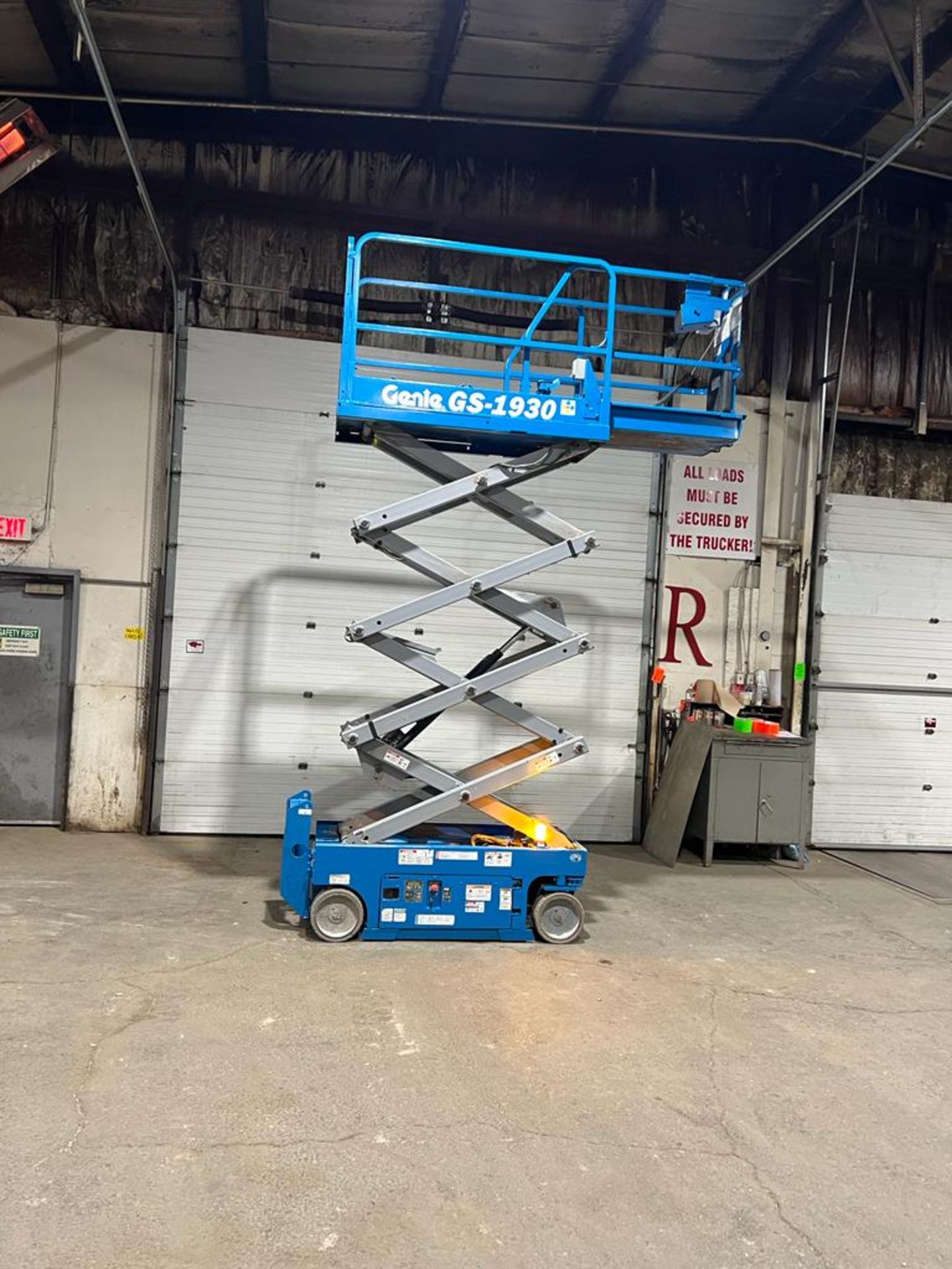 Genie GS-1930 Electric Motorized Scissor Lift - with Extendable Platform Deck with pendant - Image 2 of 2