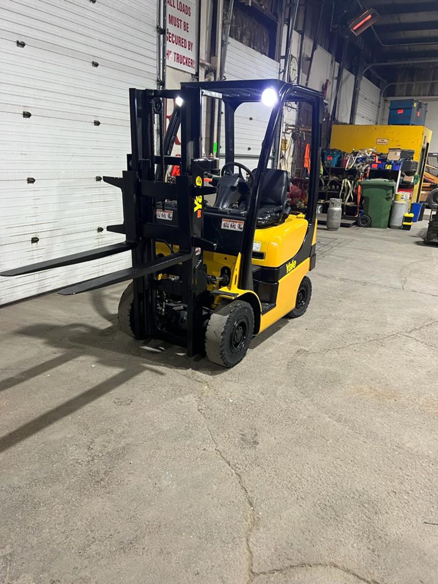 NICE 2016 Yale 30 - 3,000lbs Capacity OUTDOOR Forklift LPG (propane) with Trucker Mast & Foam Filled - Image 2 of 3