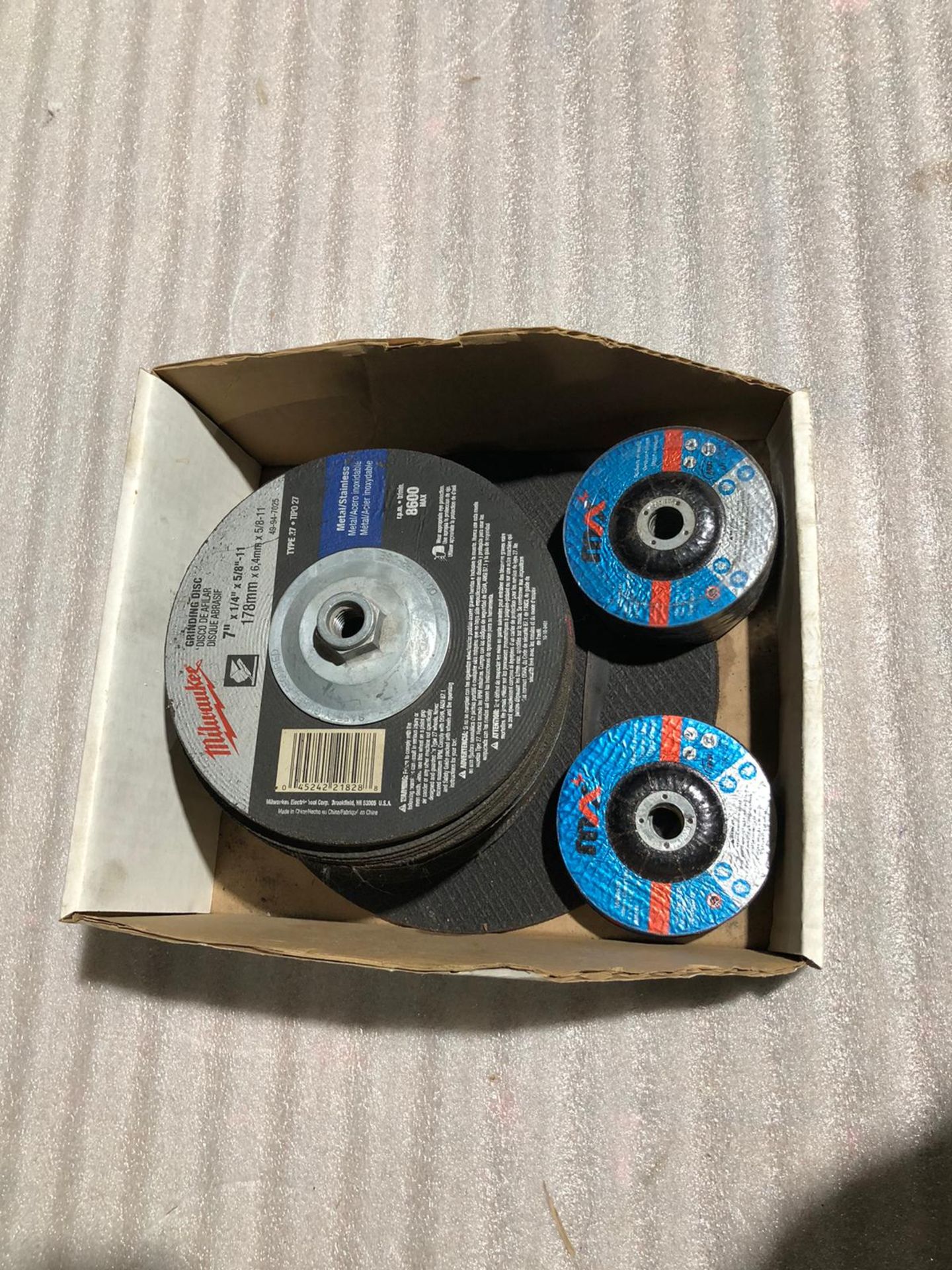 Lot of Milwaukee and more Grinding Discs MINT condition - Image 2 of 3