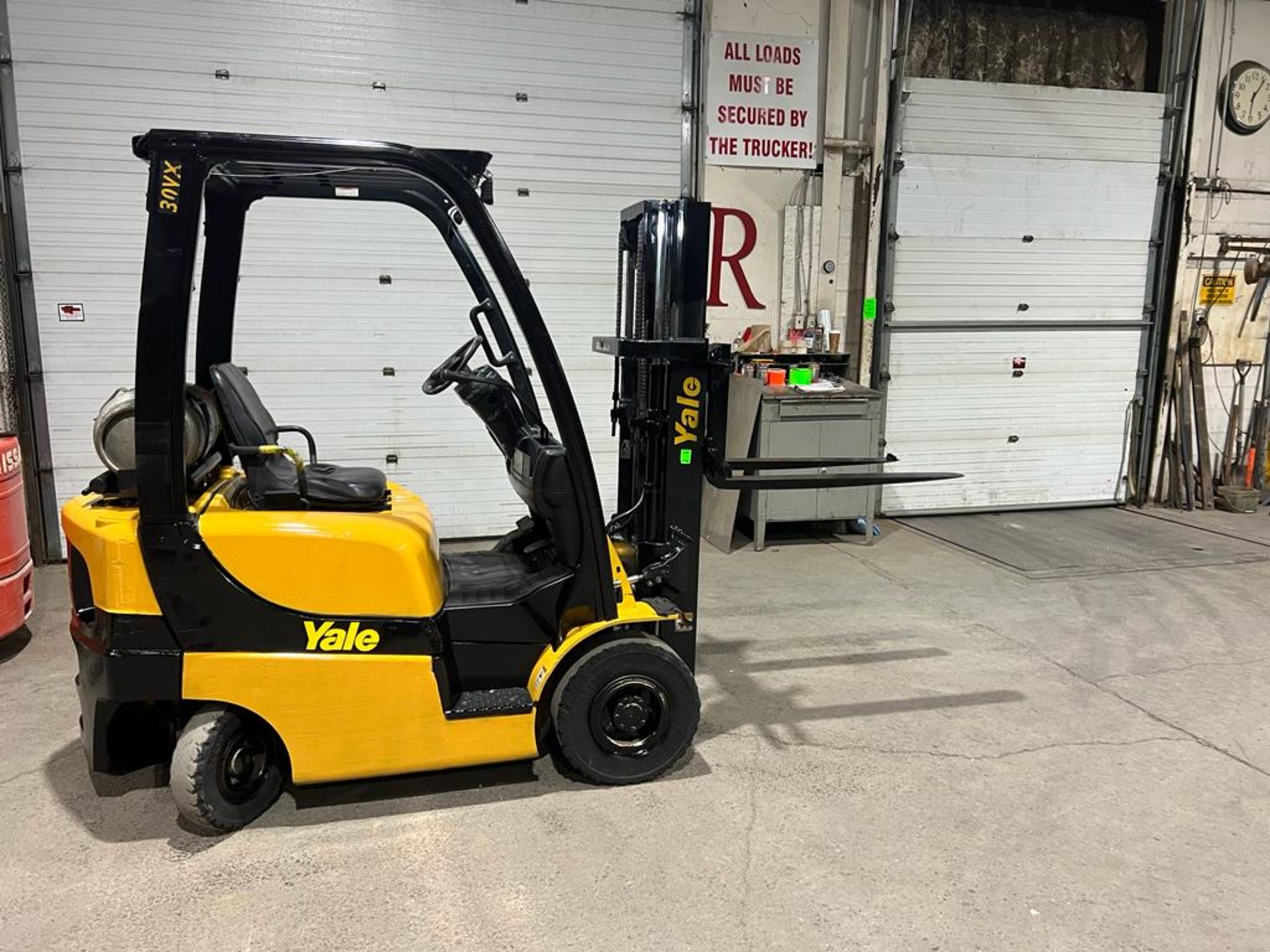 NICE 2016 Yale 30 - 3,000lbs Capacity OUTDOOR Forklift LPG (propane) with Trucker Mast & Foam Filled