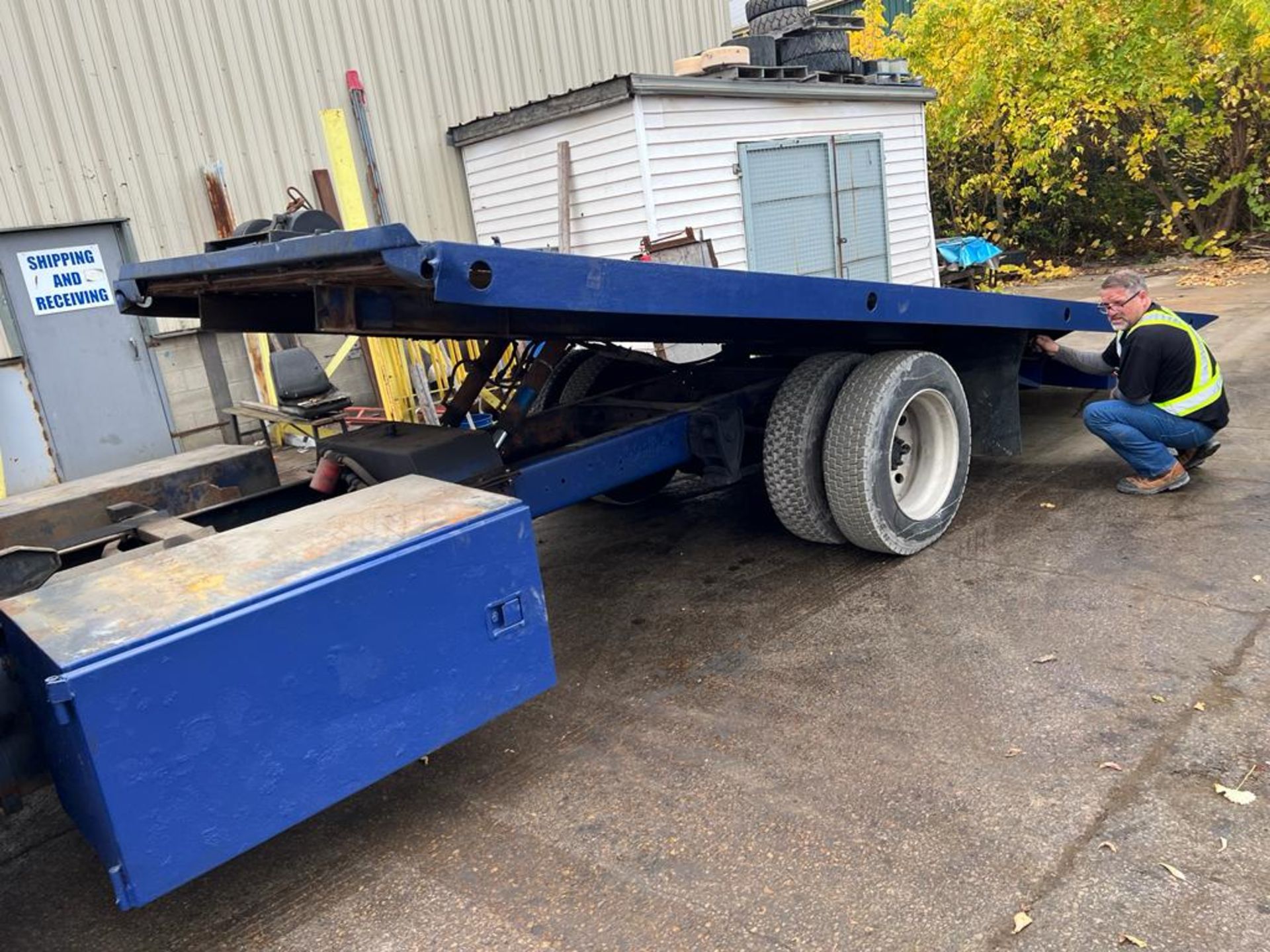 Navistar International Model 40S Flat Bed TILT and LOAD with a winch Transport Truck 2 axle, - Image 10 of 13