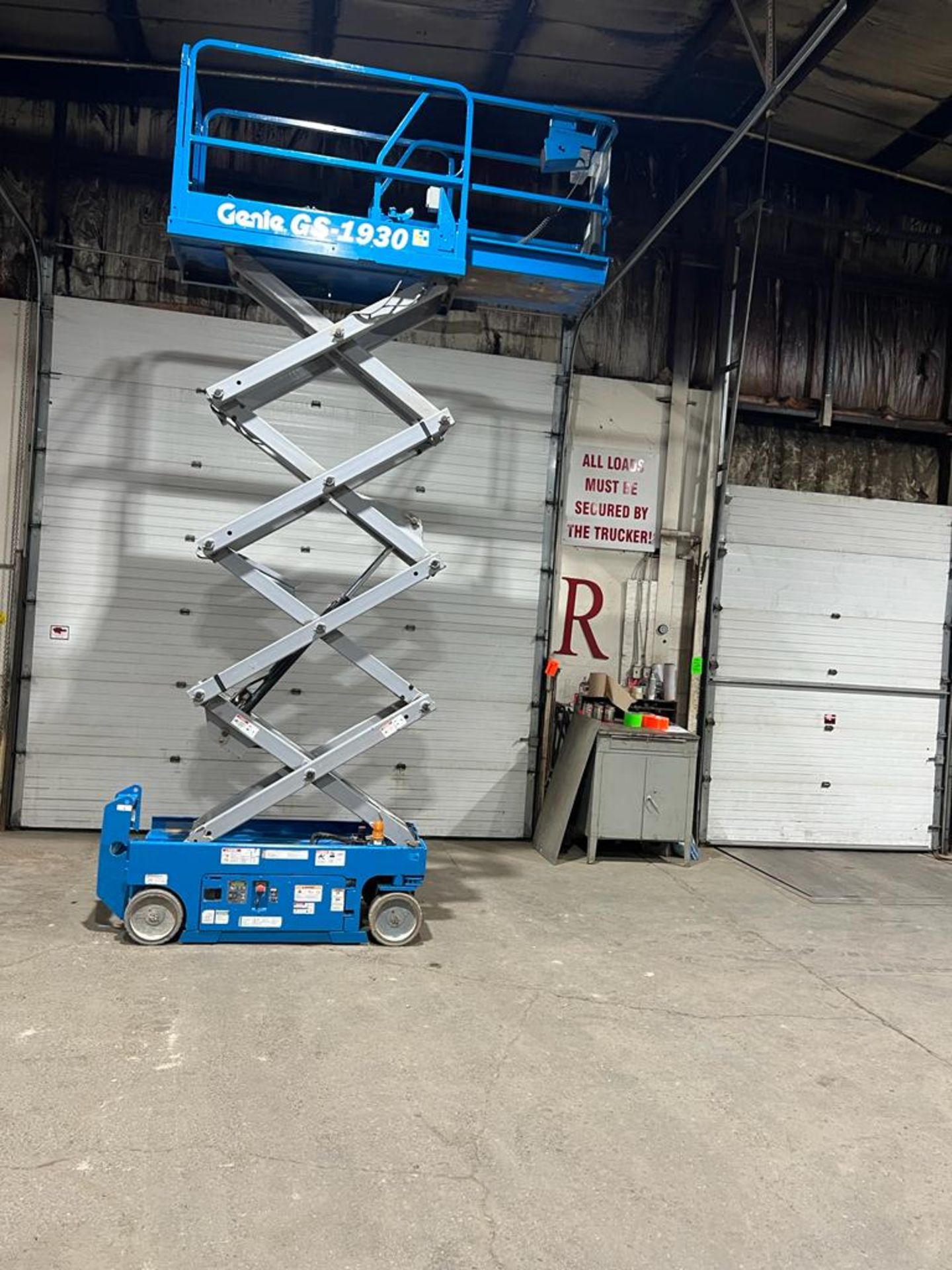 Genie GS-1930 Electric Motorized Scissor Lift - with Extendable Platform Deck with pendant